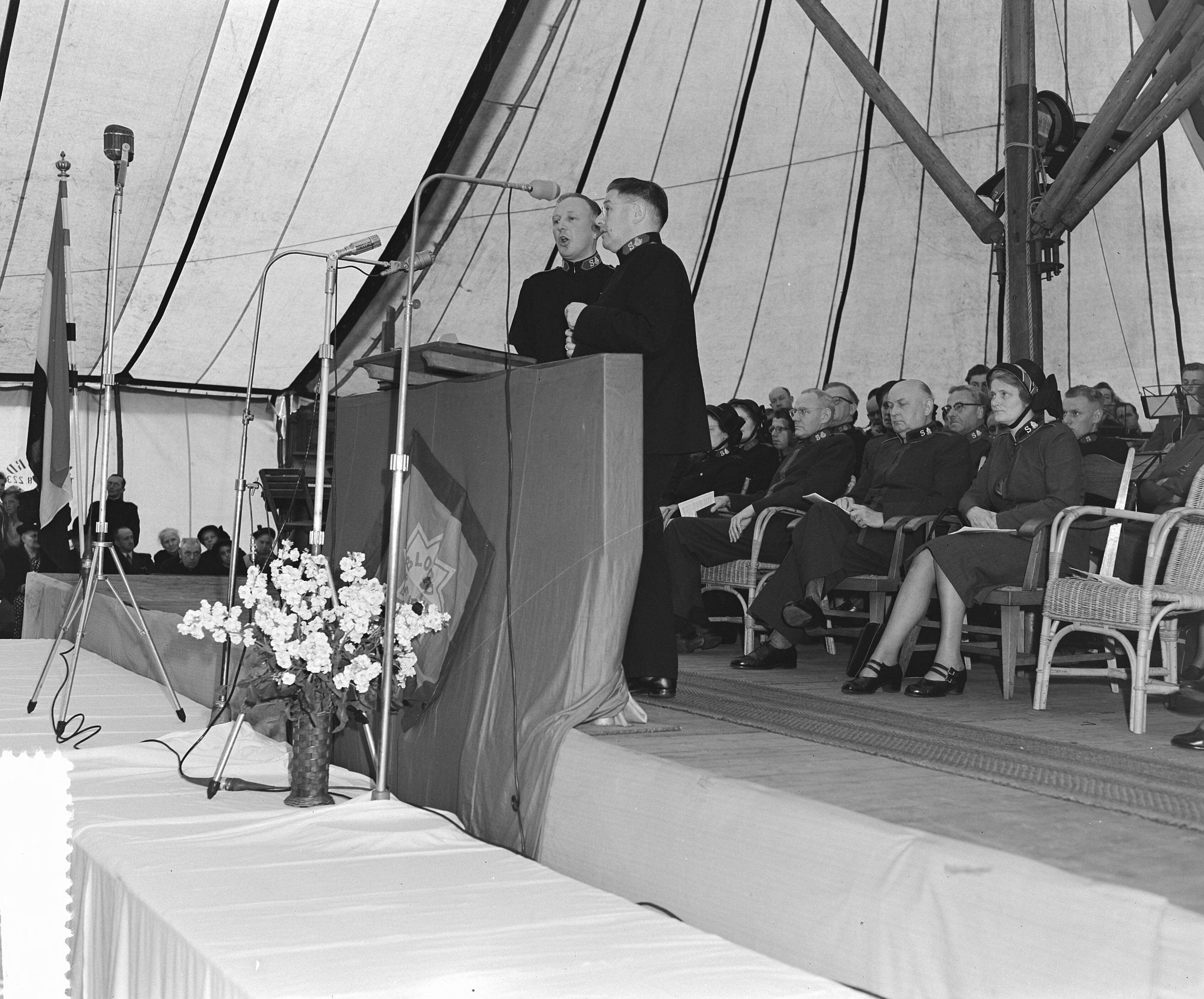 Fotocollectie Anefo — Nationale Velddag van het Leger des Heils te Baarn (jeugddag). Toespraak van kolonel Westergaard uit Londen — Foto: Rossem, Wim van / Anefo. Licentie: Set B: Rechtenvrij / Publiek Domein. Bron: Nationaal Archief. http://hdl.handle.net/10648/a9242d3e-d0b4-102d-bcf8-003048976d84