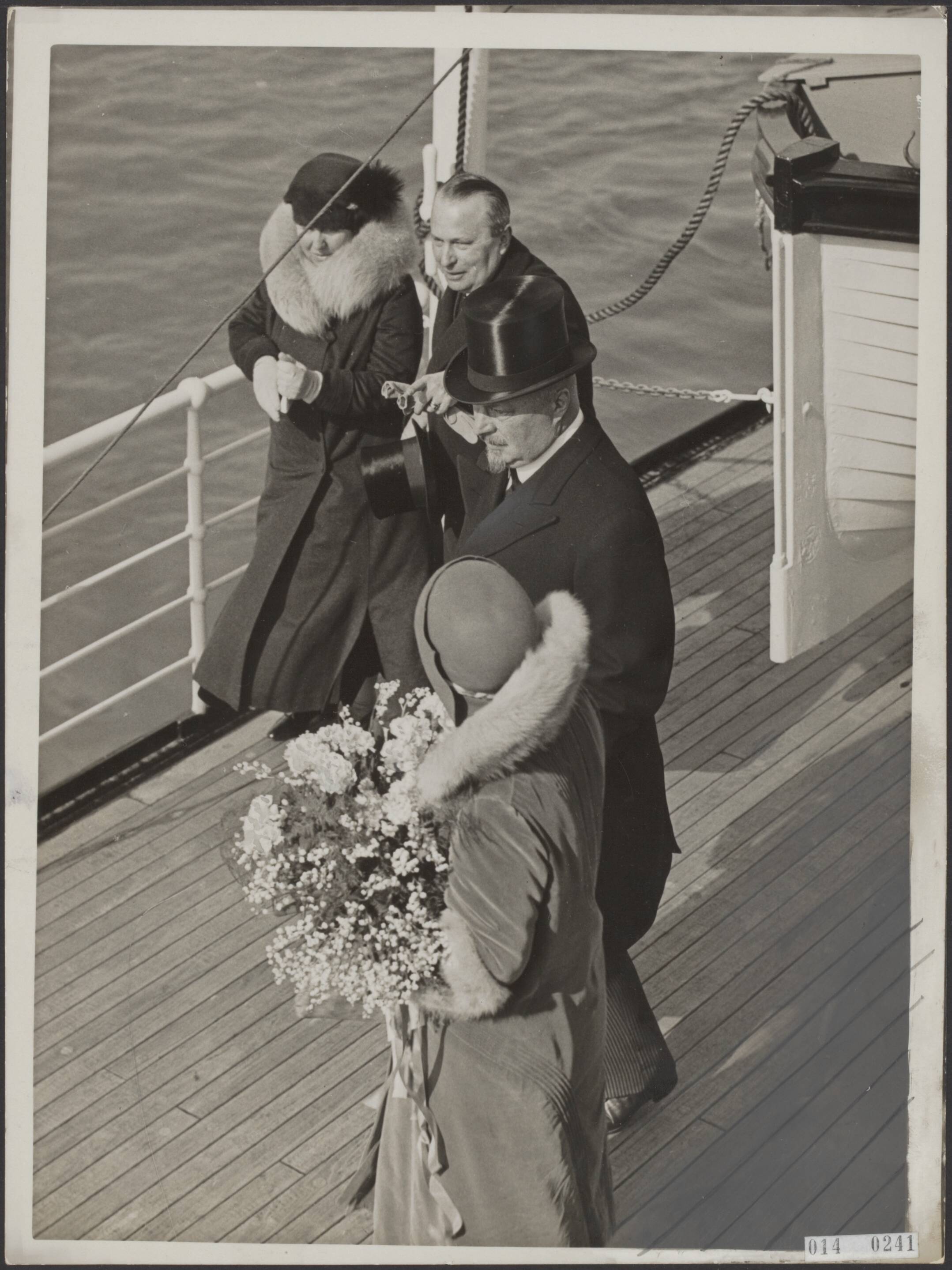 Fotocollectie Elsevier Binnenland — Opening van de nieuwe zeehaven van Vlissingen door koningin Wilhelmina. Tijdens het binnenvaren van de nieuwe haven geeft minister Reymer uitleg aan de koninklikje familie — Foto: N.V. Polygoon. Licentie: Set B: Rechtenvrij / Publiek Domein. Bron: Nationaal Archief. http://hdl.handle.net/10648/adb00616-d0b4-102d-bcf8-003048976d84