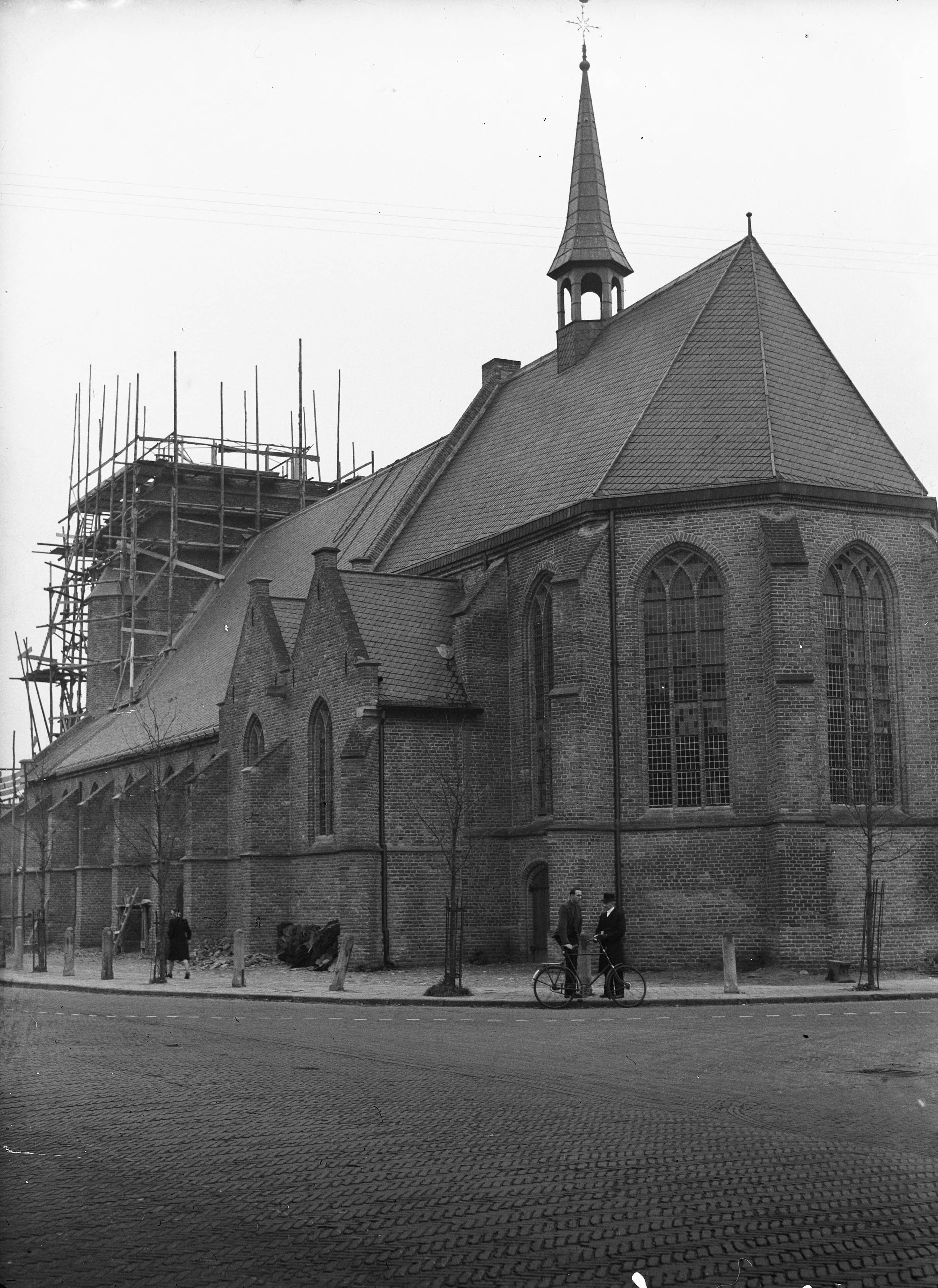 Fotocollectie Anefo — De kerk te Scherpenzeel wordt van binnen en buiten hersteld — Foto: Sagers, Harry / Anefo. Licentie: Set B: Rechtenvrij / Publiek Domein. Bron: Nationaal Archief. http://hdl.handle.net/10648/a8a3093e-d0b4-102d-bcf8-003048976d84