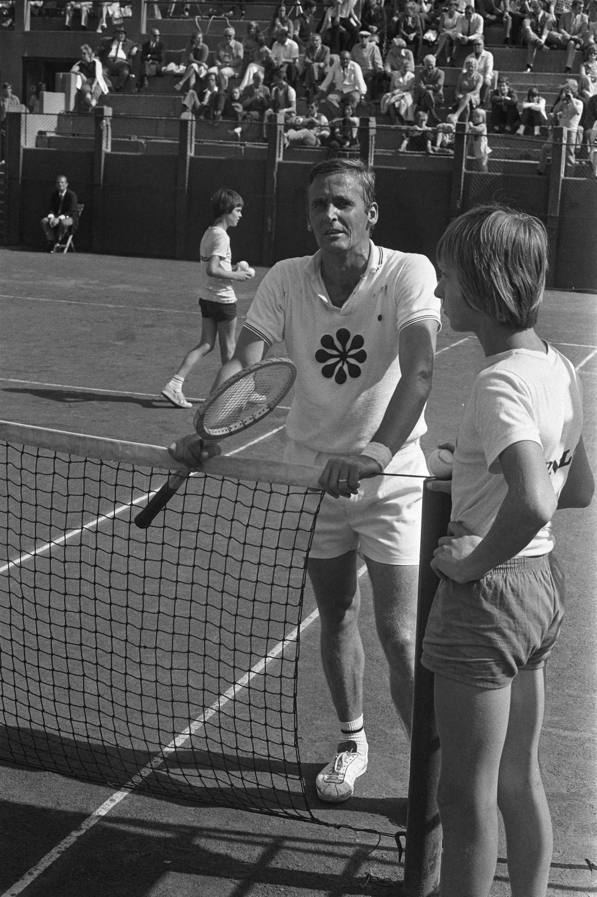 Fotocollectie Anefo — Nationale Tenniskampioenschappen te Scheveningen, nummer en 27 Jan Hajer , nummer 28 en 29 Hajer (rechts) en Schneider — Foto: Verhoeff, Bert / Anefo. Licentie: Set B: Rechtenvrij / Publiek Domein. Bron: Nationaal Archief. http://hdl.handle.net/10648/abf299ce-d0b4-102d-bcf8-003048976d84