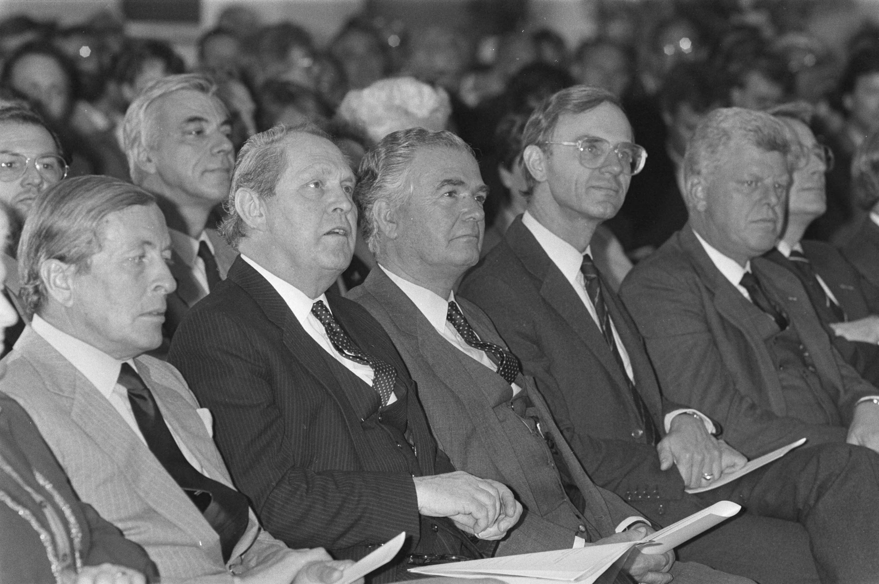 Fotocollectie Anefo — Prins Claus opent het nieuwe hoofdkantoor van de Rabobank in Utrecht; Claus , ir. P. J. Lardinois P. van Dijke , Ruding , en W. F. Duisenberg — Foto: Croes, Rob C. / Anefo. Licentie: Set B: Rechtenvrij / Publiek Domein. Bron: Nationaal Archief. http://hdl.handle.net/10648/ad3cf2a2-d0b4-102d-bcf8-003048976d84
