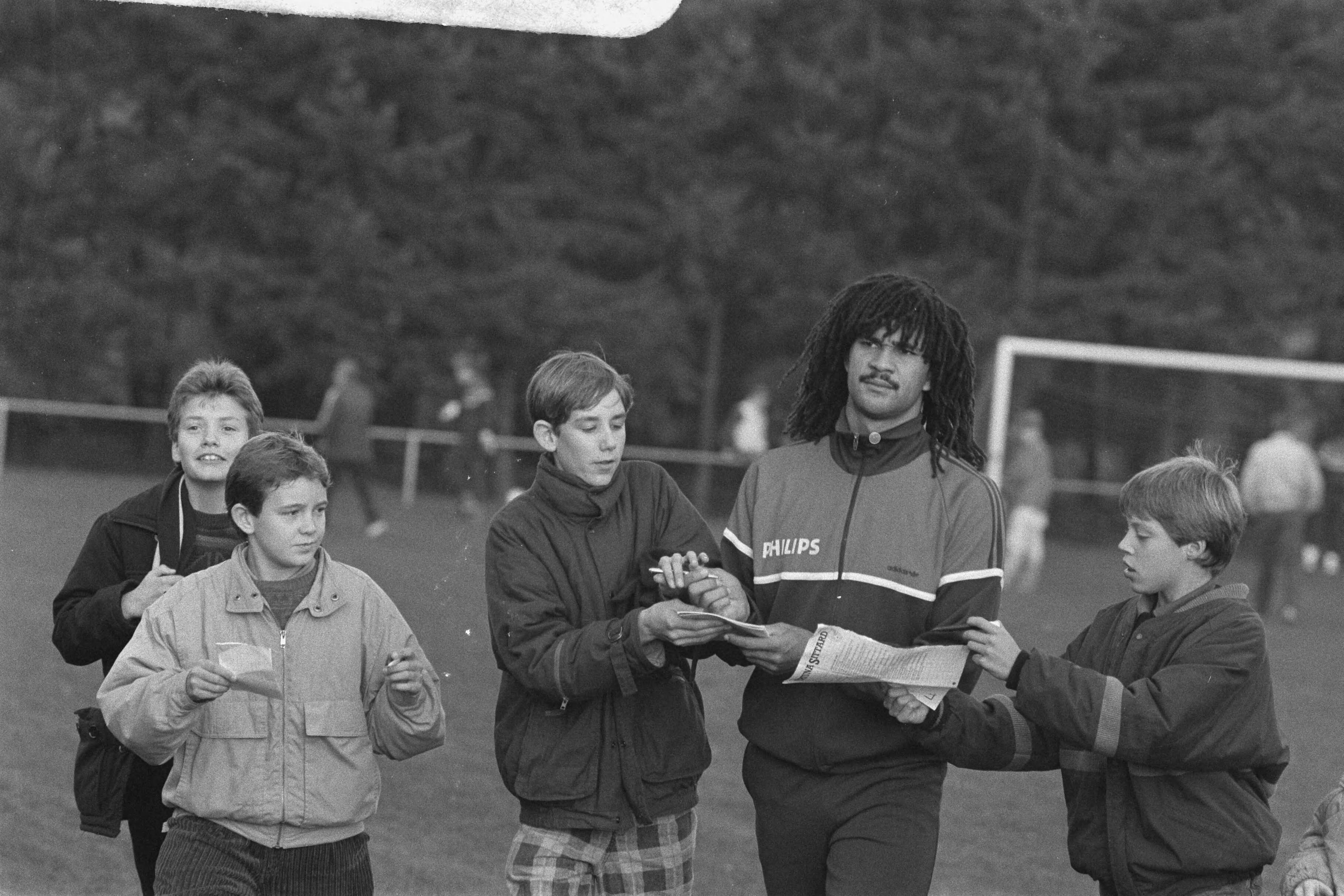 Fotocollectie Anefo — Training Nederlands elftal in Zeist; Ruud Gullit deelt handtekeningen uit — Foto: Bogaerts, Rob / Anefo. Licentie: Set B: Rechtenvrij / Publiek Domein. Bron: Nationaal Archief. http://hdl.handle.net/10648/ad59b2e8-d0b4-102d-bcf8-003048976d84