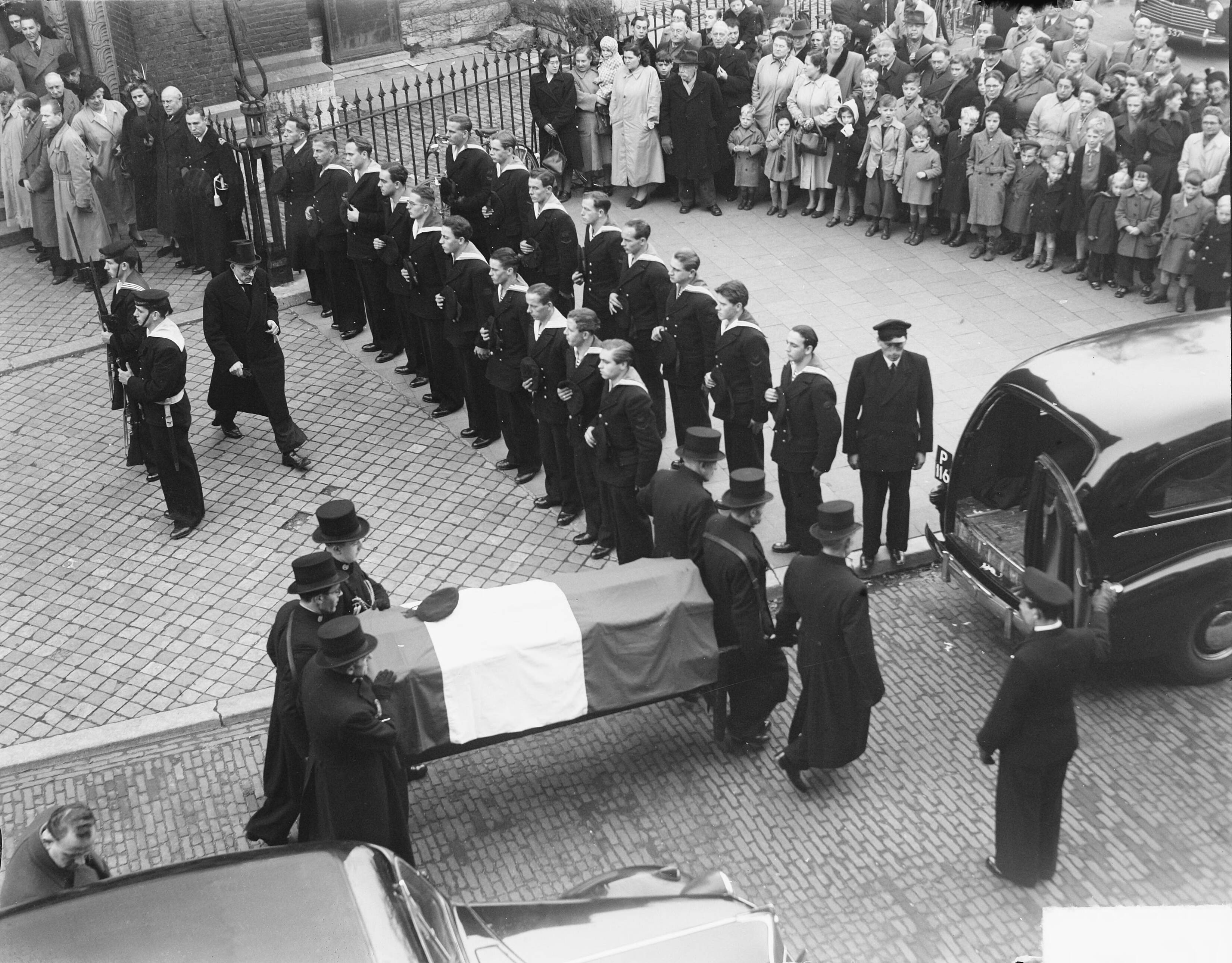 Fotocollectie Anefo — Maastricht. Uitvaart en begrafenis van stoker Braun van de Koninklijke Marine — Foto: Oorschot, […] van / Anefo. Licentie: Set B: Rechtenvrij / Publiek Domein. Bron: Nationaal Archief. http://hdl.handle.net/10648/a8e1efa0-d0b4-102d-bcf8-003048976d84