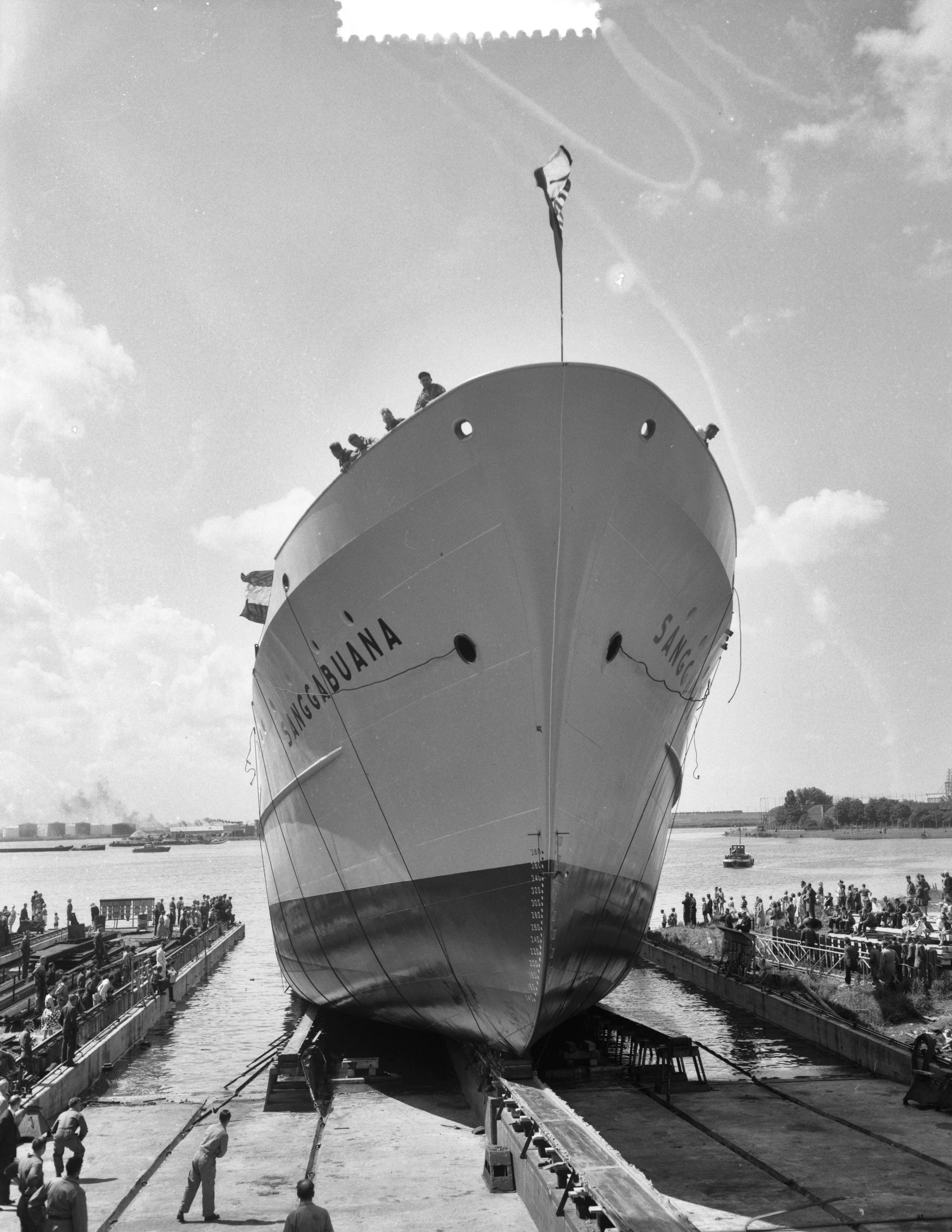 Fotocollectie Anefo — Tewaterlating "Sanggabuana" bij de N.V. Zaanlandsche Scheepsbouwmaatschappij te Zaandam — Foto: Bilsen, Joop van / Anefo. Licentie: Set B: Rechtenvrij / Publiek Domein. Bron: Nationaal Archief. http://hdl.handle.net/10648/a9b46052-d0b4-102d-bcf8-003048976d84