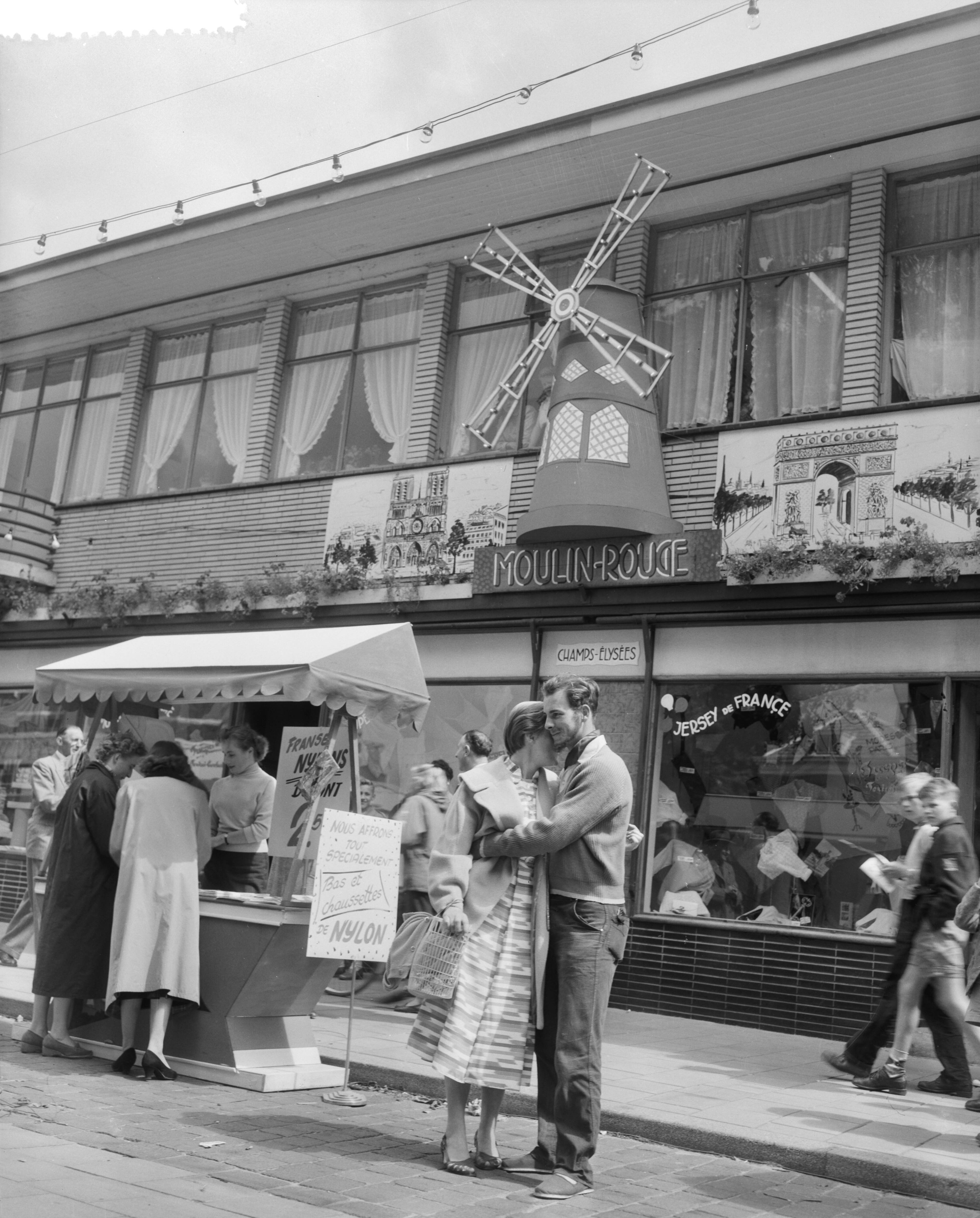 Fotocollectie Anefo — Parijs in Zeist. Braderie — Foto: Pot, Harry / Anefo. Licentie: Set B: Rechtenvrij / Publiek Domein. Bron: Nationaal Archief. http://hdl.handle.net/10648/a94c7c9e-d0b4-102d-bcf8-003048976d84