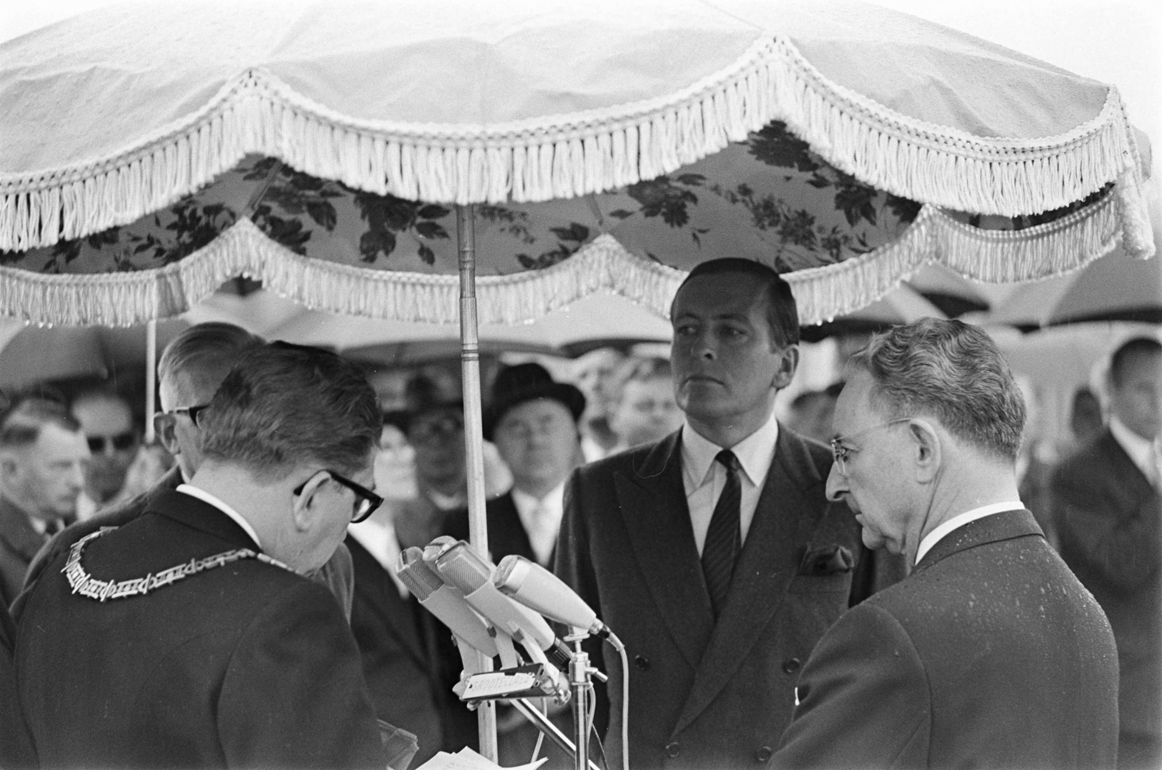 Fotocollectie Anefo — Prins Claus opende John F. Kennedy brug te Maastricht — Foto: Nijs, Jac. de / Anefo. Licentie: Set B: Rechtenvrij / Publiek Domein. Bron: Nationaal Archief. http://hdl.handle.net/10648/ab3fc632-d0b4-102d-bcf8-003048976d84