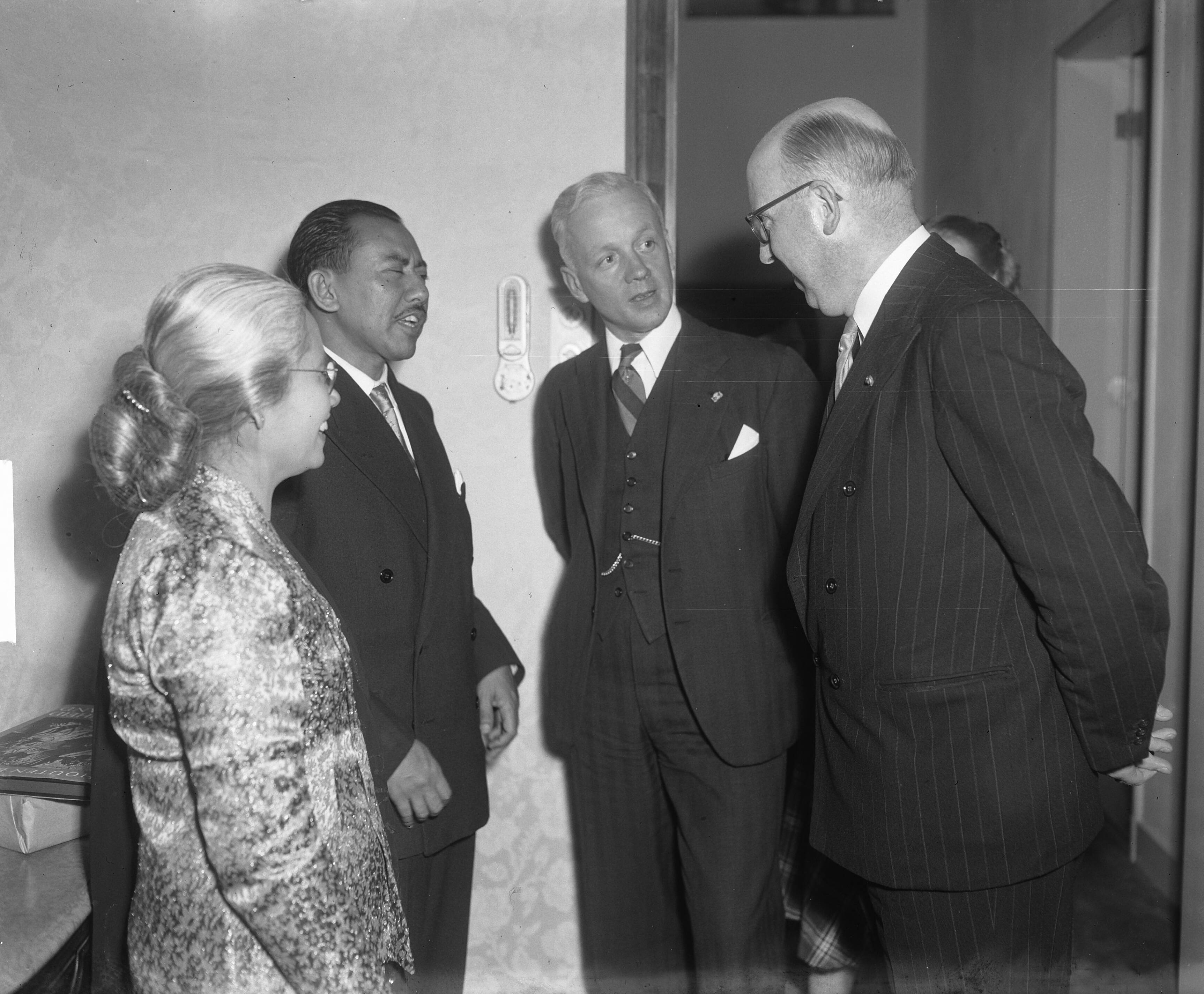 Afscheidsreceptie van de Indonesische Hoge Commissaris Mohammed Rum te Den Haag — Afscheidsreceptie van de Indonesische Hoge Commissaris Mohammed Rum te Den Haag. Geheel rechts minister Lieftinck, naast hem burgemeester van Amsterdam A.J. d'Ailly — Foto: Winterbergen, Rolf / Anefo. Licentie: Set B: Rechtenvrij / Publiek Domein. Bron: Nationaal Archief. http://hdl.handle.net/10648/a8df28ba-d0b4-102d-bcf8-003048976d84