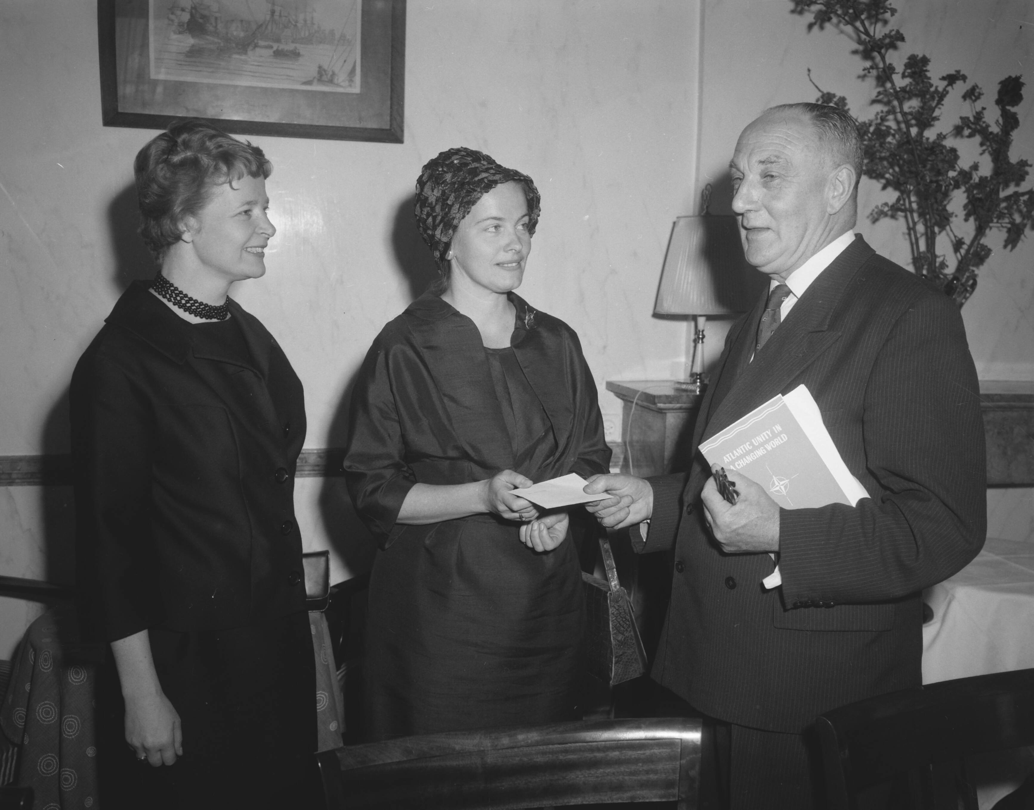 Fotocollectie Anefo — Uitreiking van de internationale literaire Atlantische prijs aan schrijfster Hella Haase en haar uitgever Querido, v.l.n.r. Tine van Buul, directrice van uitgeverij Querido, Hella Haase en John Eppstein, secretaris van de Atlantic Treaty Asscociation — Foto: Behrens, Herbert F. / Anefo. Licentie: Set B: Rechtenvrij / Publiek Domein. Bron: Nationaal Archief. http://hdl.handle.net/10648/a9afd37a-d0b4-102d-bcf8-003048976d84