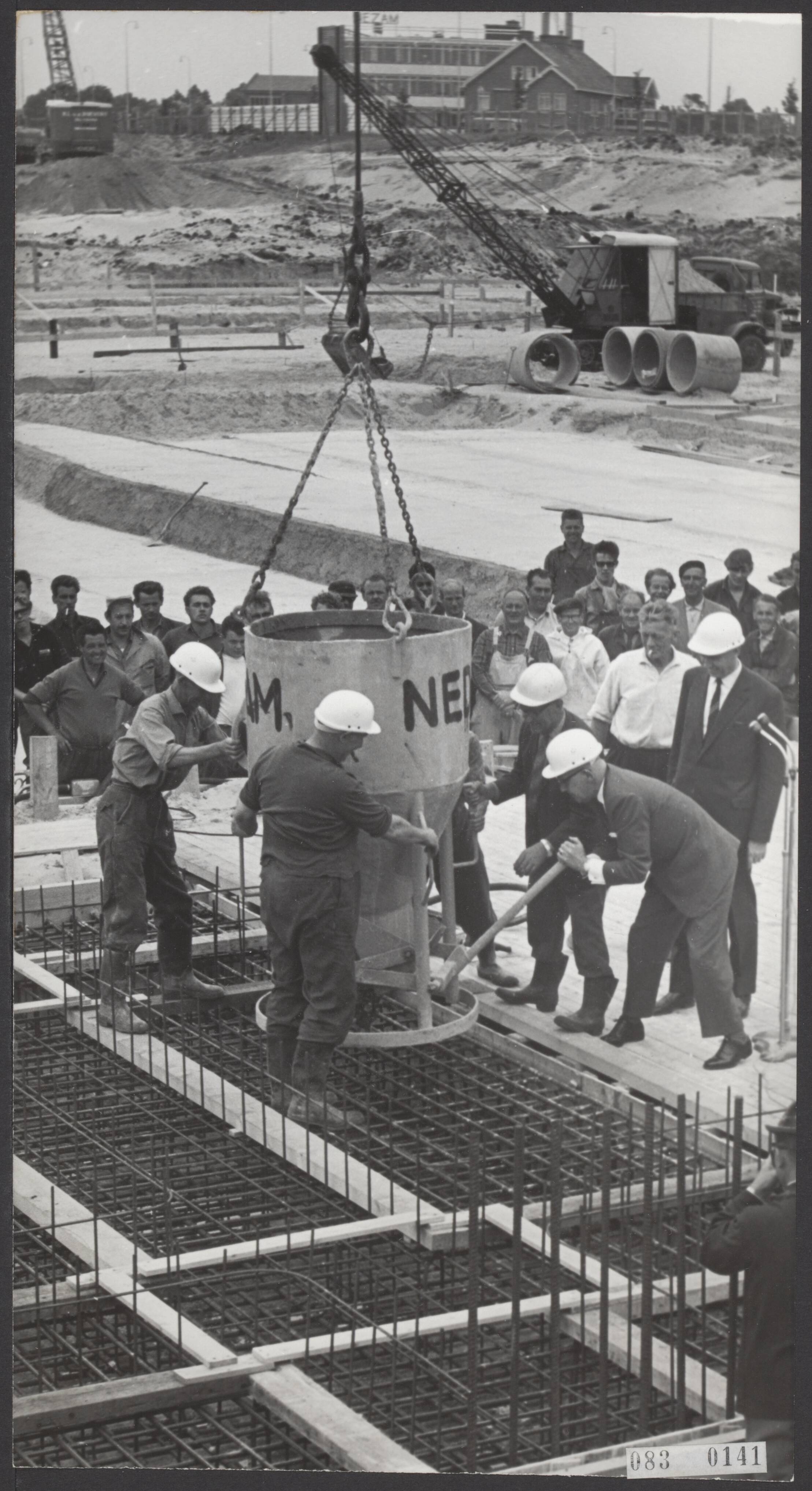 Fotocollectie Elsevier Binnenland — Burgemeester Kolfschoten van Den Haag heeft het eerste beton gestort voor het Nederlands Congresgebouw te Den Haag — Foto: Pot, Harry / Anefo. Licentie: Set B: Rechtenvrij / Publiek Domein. Bron: Nationaal Archief. http://hdl.handle.net/10648/ae1a6970-d0b4-102d-bcf8-003048976d84