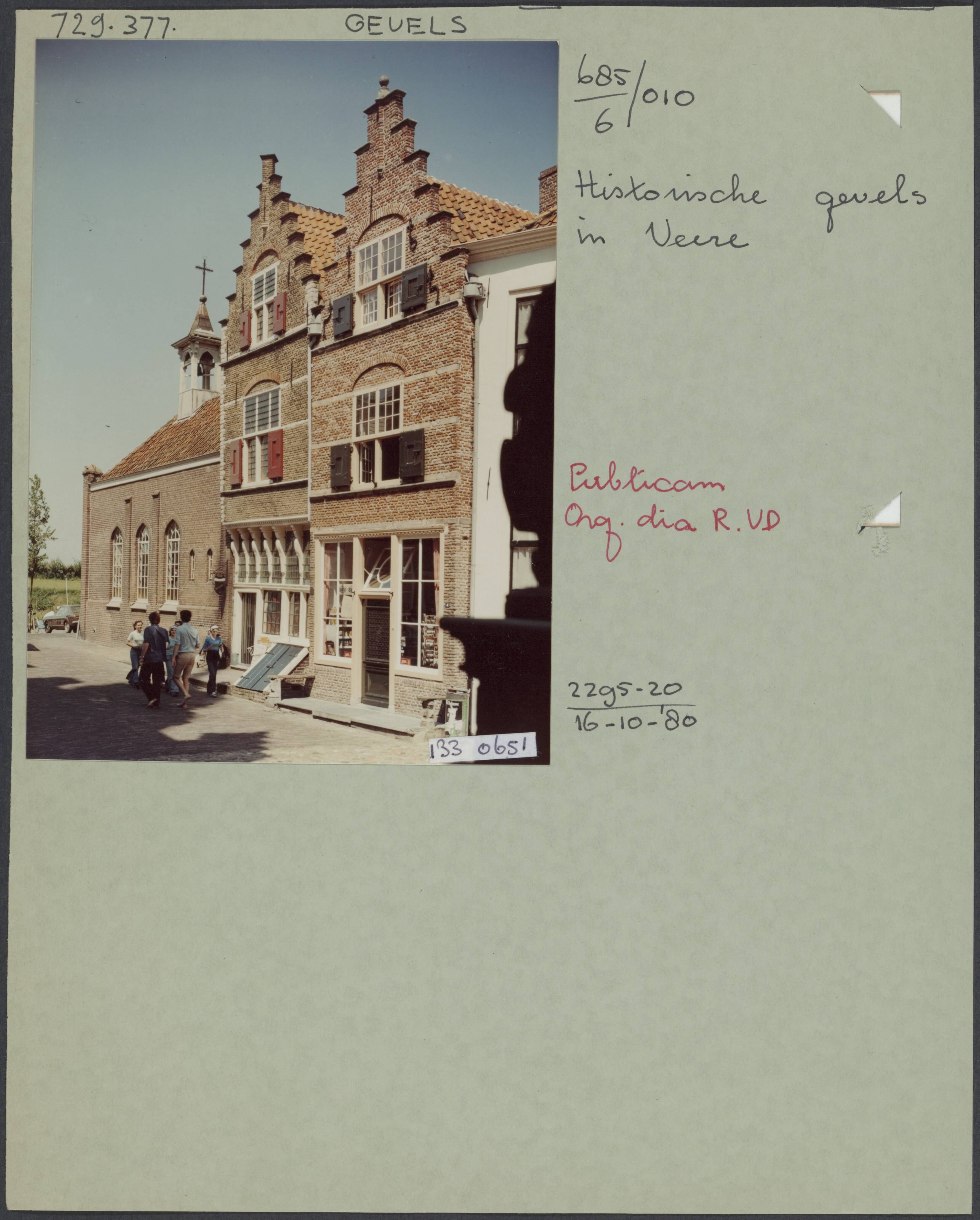 Fotocollectie Rijksvoorlichtingsdienst Eigen — Veere. Twee 17de eeuwse panden aan de Markt — Foto: Publicam / Hartemink, Piet. Licentie: Set B: Rechtenvrij / Publiek Domein. Bron: Nationaal Archief. http://hdl.handle.net/10648/af59ee28-d0b4-102d-bcf8-003048976d84