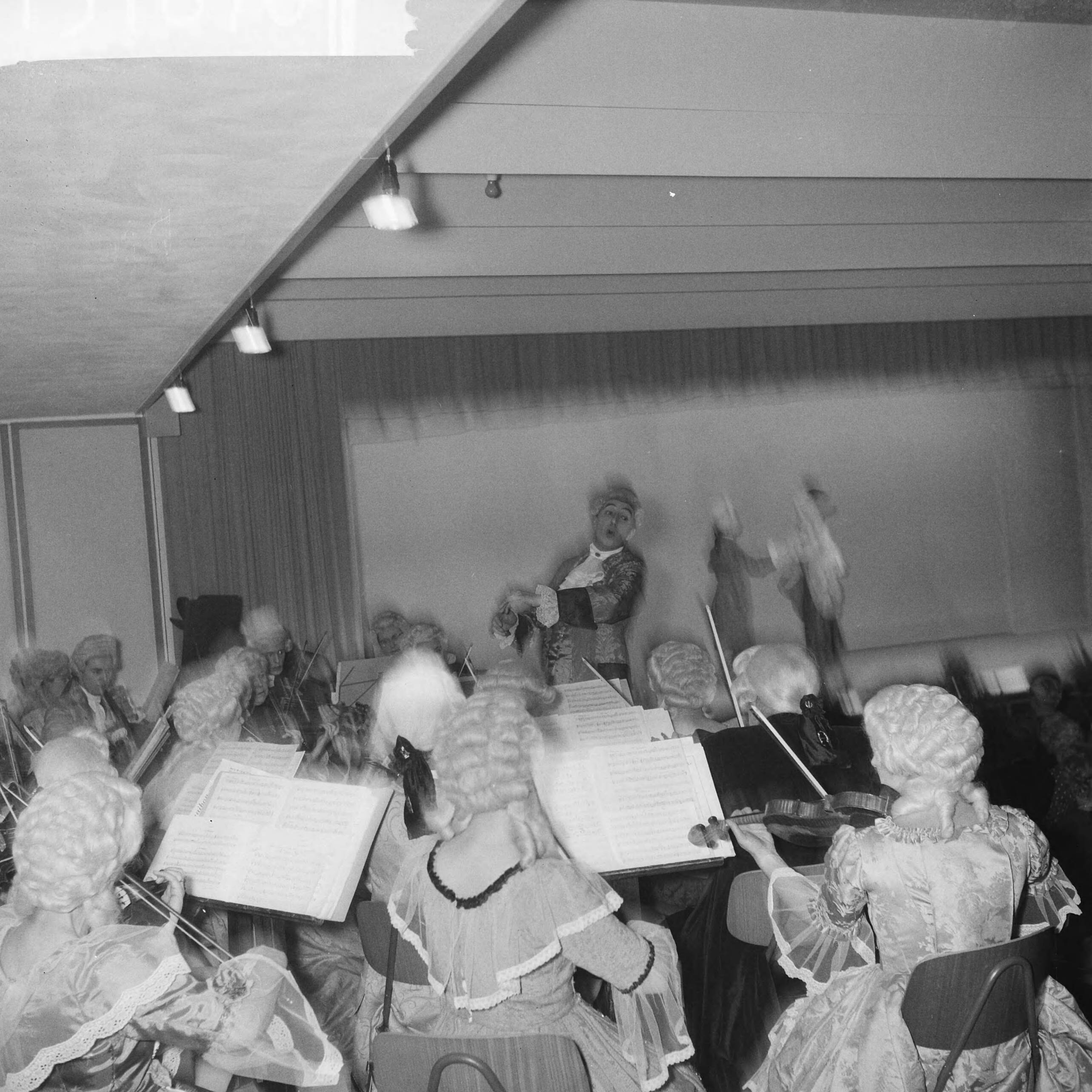 Fotocollectie Anefo — Uitvoering van "Die Haerlemsche Musyckkamer" — Foto: Nijs, Jac. de / Anefo. Licentie: Set B: Rechtenvrij / Publiek Domein. Bron: Nationaal Archief. http://hdl.handle.net/10648/a9ec7280-d0b4-102d-bcf8-003048976d84