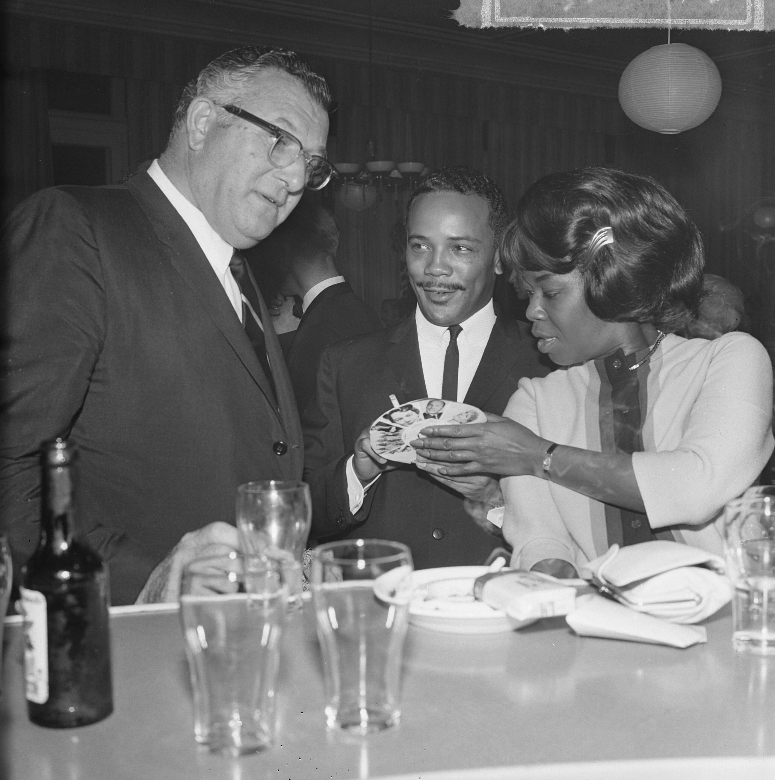 Grand Gala du Disque 1963 — Grand Gala du Disque Populair in het Kurhaus te Scheveningen. Sarah Vaughan — Foto: Koch, Eric / Anefo. Licentie: Set B: Rechtenvrij / Publiek Domein. Bron: Nationaal Archief. http://hdl.handle.net/10648/aa497b74-d0b4-102d-bcf8-003048976d84