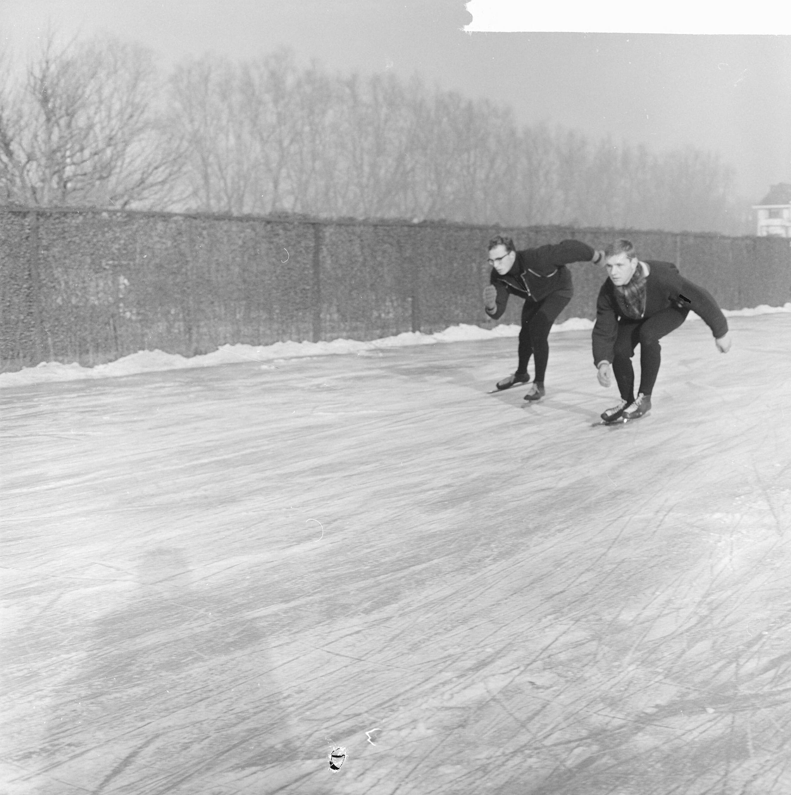 Fotocollectie Anefo — Eerste langebaan wedstrijden te Den Haag, rechts de winnaar Arend Boers uit 's-Gravezande, links nummer twee Thijs Wijngaarden uit Boskoop — Foto: Koch, Eric / Anefo. Licentie: Set B: Rechtenvrij / Publiek Domein. Bron: Nationaal Archief. http://hdl.handle.net/10648/aa215248-d0b4-102d-bcf8-003048976d84