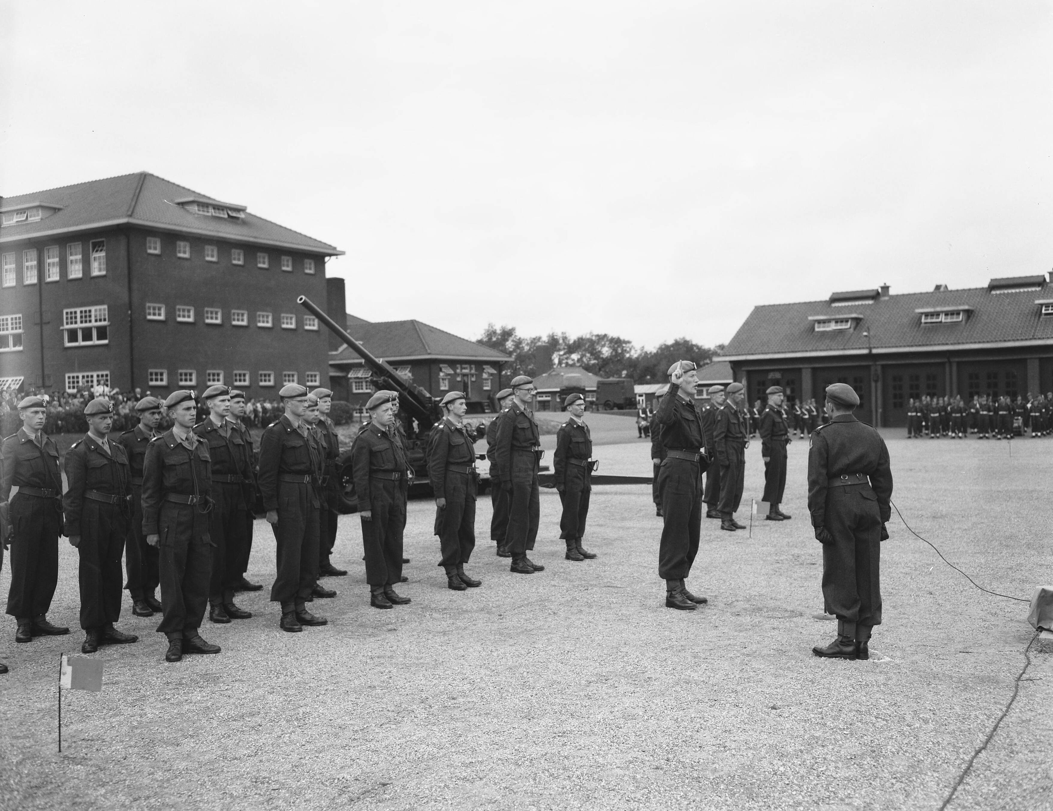 Fotocollectie Anefo — Beëdiging 70 Reserve tweede-luitenants in de Alexander Kazerne te Den Haag — Foto: Noske, J.D. / Anefo. Licentie: Set B: Rechtenvrij / Publiek Domein. Bron: Nationaal Archief. http://hdl.handle.net/10648/a925ba28-d0b4-102d-bcf8-003048976d84
