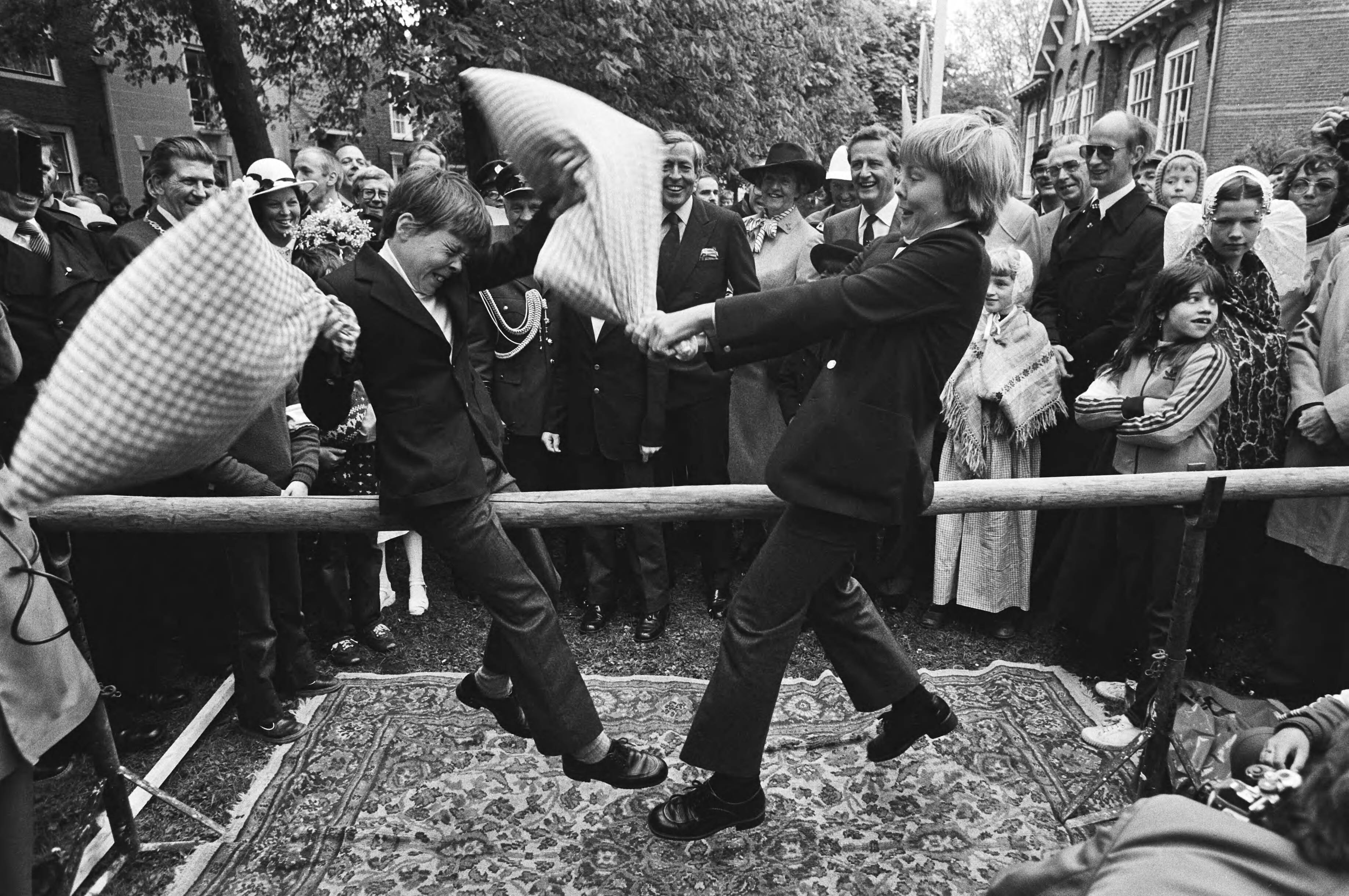 Fotocollectie Anefo — Viering Koninginnedag in Veere, Prins Constantijn (l) en Willem-Alexander deden mee aan een kussengevecht — Foto: Bogaerts, Rob / Anefo. Licentie: Set B: Rechtenvrij / Publiek Domein. Bron: Nationaal Archief. http://hdl.handle.net/10648/acfaada2-d0b4-102d-bcf8-003048976d84