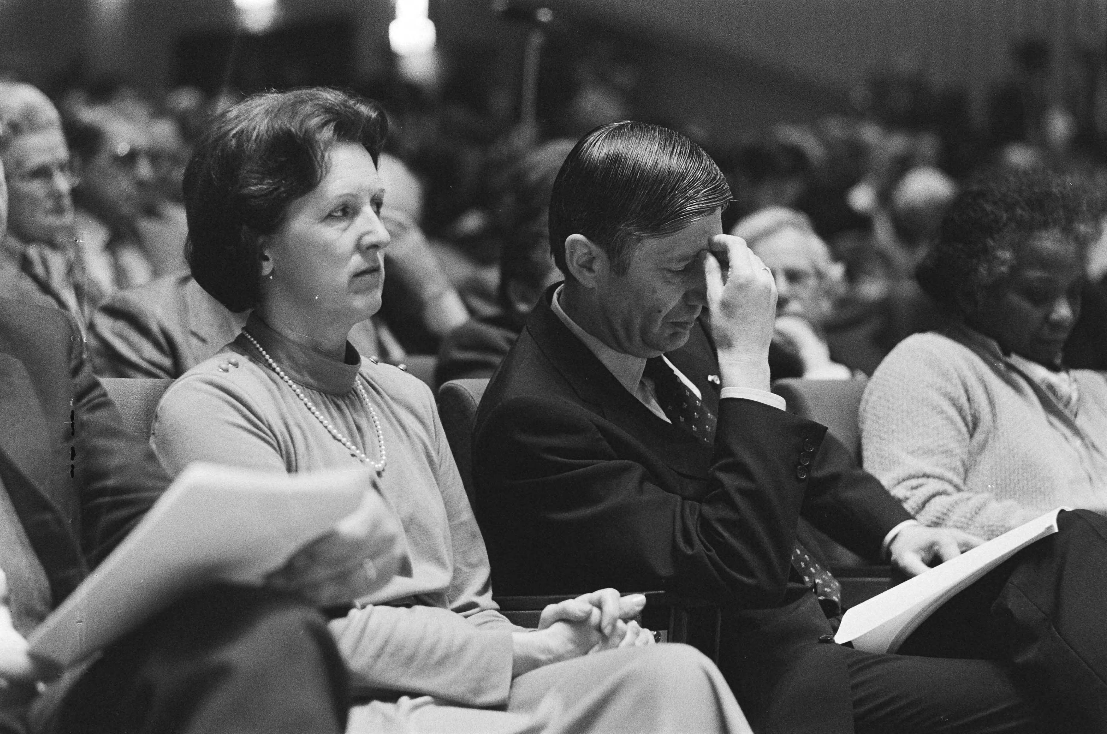 Fotocollectie Anefo — Congres CDA in Den Haag , Premier Van Agt bereidt zijn toespraak voor, links zijn vrouw — Foto: Bogaerts, Rob / Anefo. Licentie: Set B: Rechtenvrij / Publiek Domein. Bron: Nationaal Archief. http://hdl.handle.net/10648/acf5753a-d0b4-102d-bcf8-003048976d84