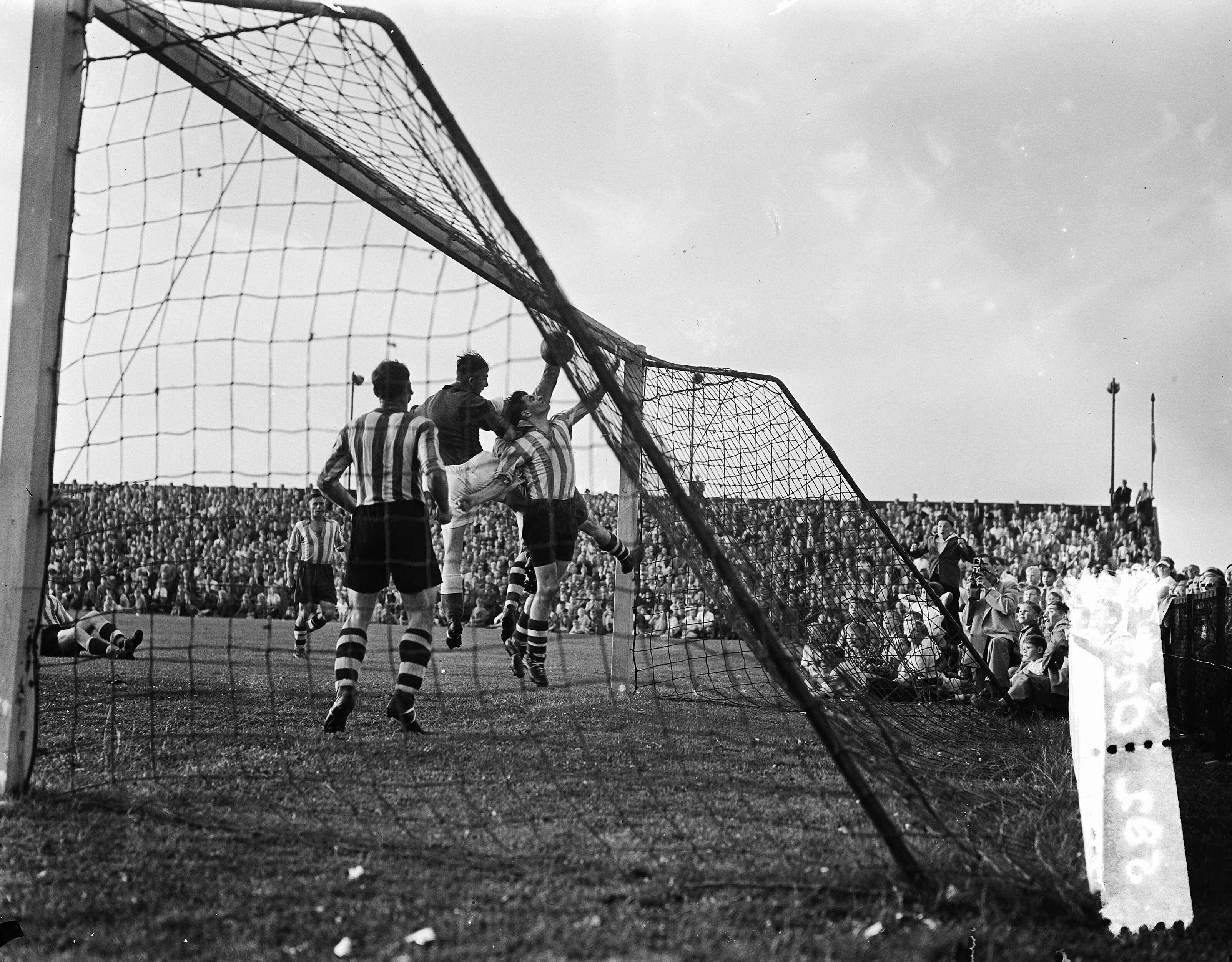 Fotocollectie Anefo — Kampioensvoetbal. RCH tegen Eindhoven 0-2 — Foto: Bilsen, Joop van / Anefo. Licentie: Set B: Rechtenvrij / Publiek Domein. Bron: Nationaal Archief. http://hdl.handle.net/10648/ad7626b2-d0b4-102d-bcf8-003048976d84