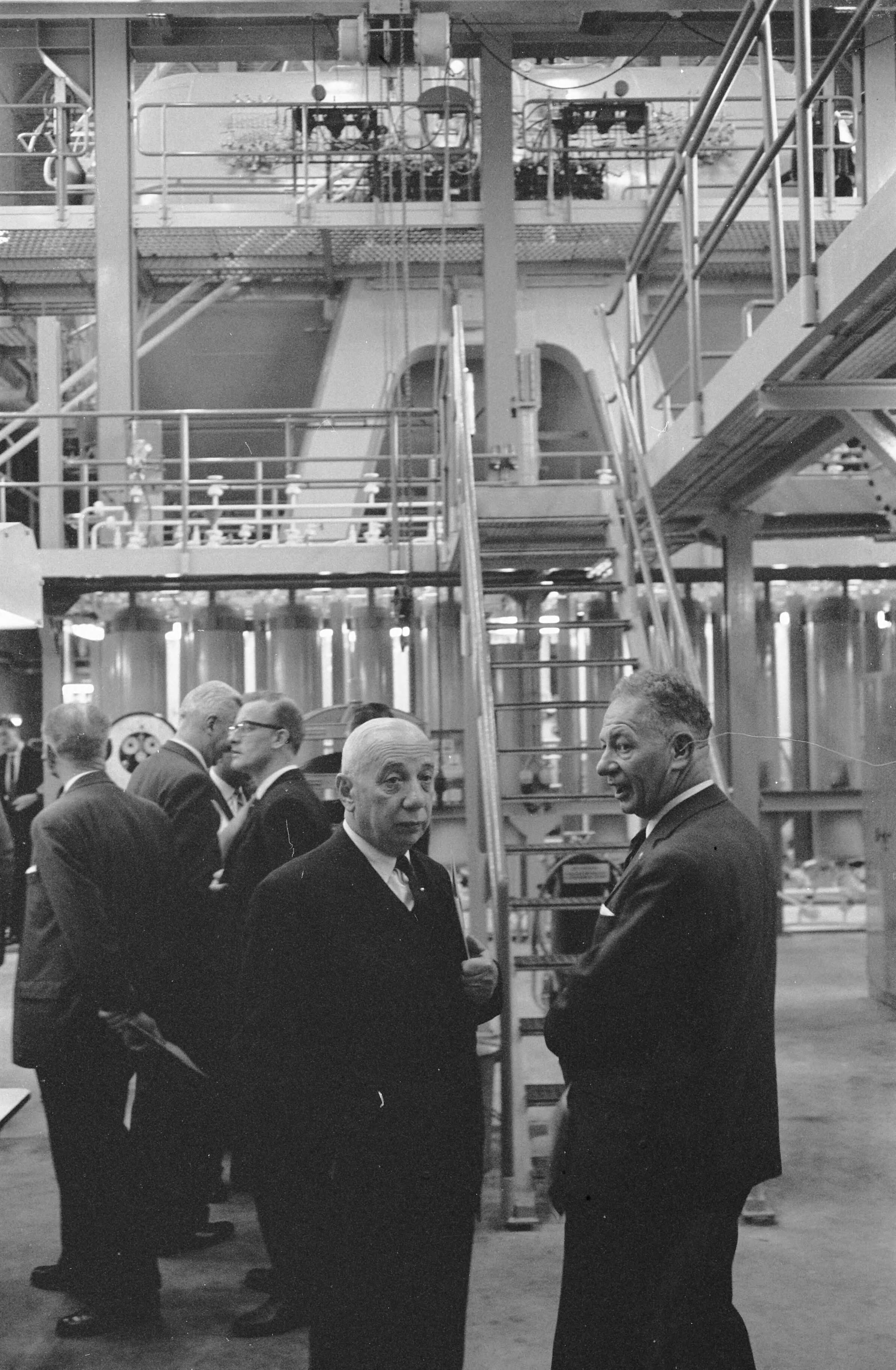 Fotocollectie Anefo — Opening Laboratorium van Shell Research te Rijswijk. Rondgang door het laboratorium — Foto: Pot, Harry / Anefo. Licentie: Set B: Rechtenvrij / Publiek Domein. Bron: Nationaal Archief. http://hdl.handle.net/10648/a9ee0adc-d0b4-102d-bcf8-003048976d84