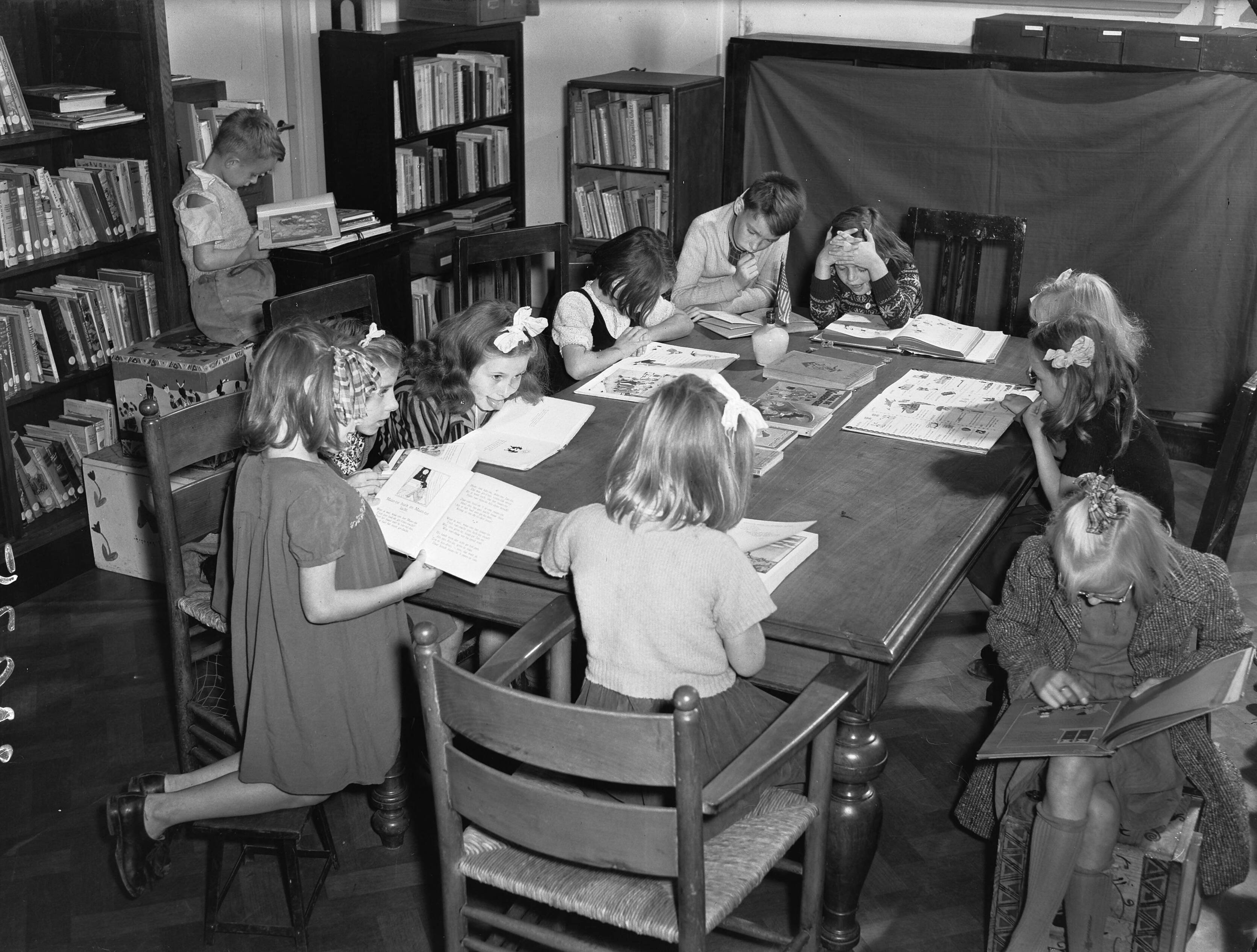 Fotocollectie Anefo — Kinderleeszaal Wijdesteeg te Amsterdam — Foto: Bennekom, Ad van / Anefo. Licentie: Set B: Rechtenvrij / Publiek Domein. Bron: Nationaal Archief. http://hdl.handle.net/10648/a8adface-d0b4-102d-bcf8-003048976d84