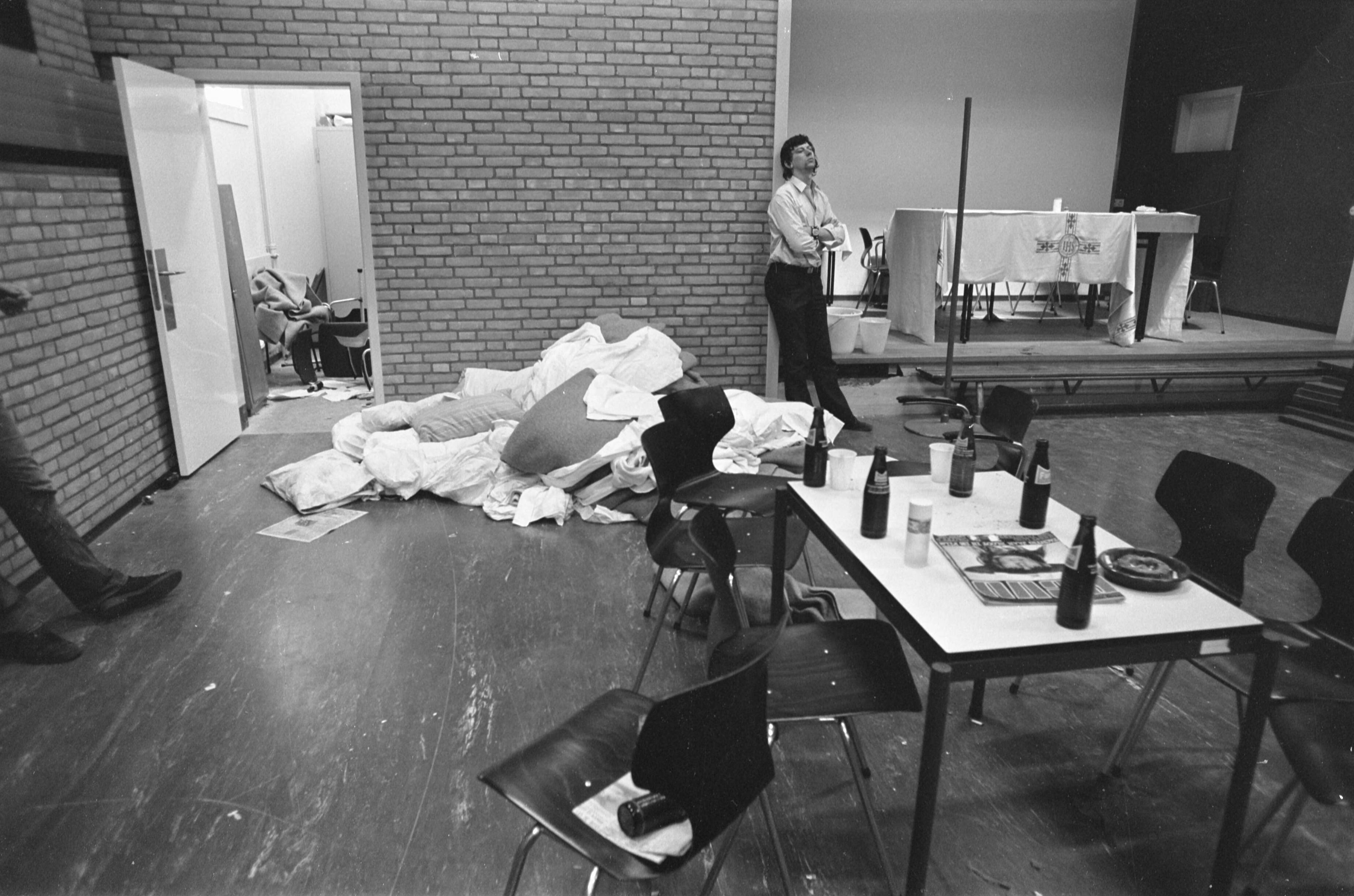 Fotocollectie Anefo — Gijzeling in Scheveningen afgelopen; het kerkzaaltje waar gijzeling zich afspeelde, rechtsboven het altaartje van aalmoezenier De Bot — Foto: Mieremet, Rob / Anefo. Licentie: Set B: Rechtenvrij / Publiek Domein. Bron: Nationaal Archief. http://hdl.handle.net/10648/ac594322-d0b4-102d-bcf8-003048976d84