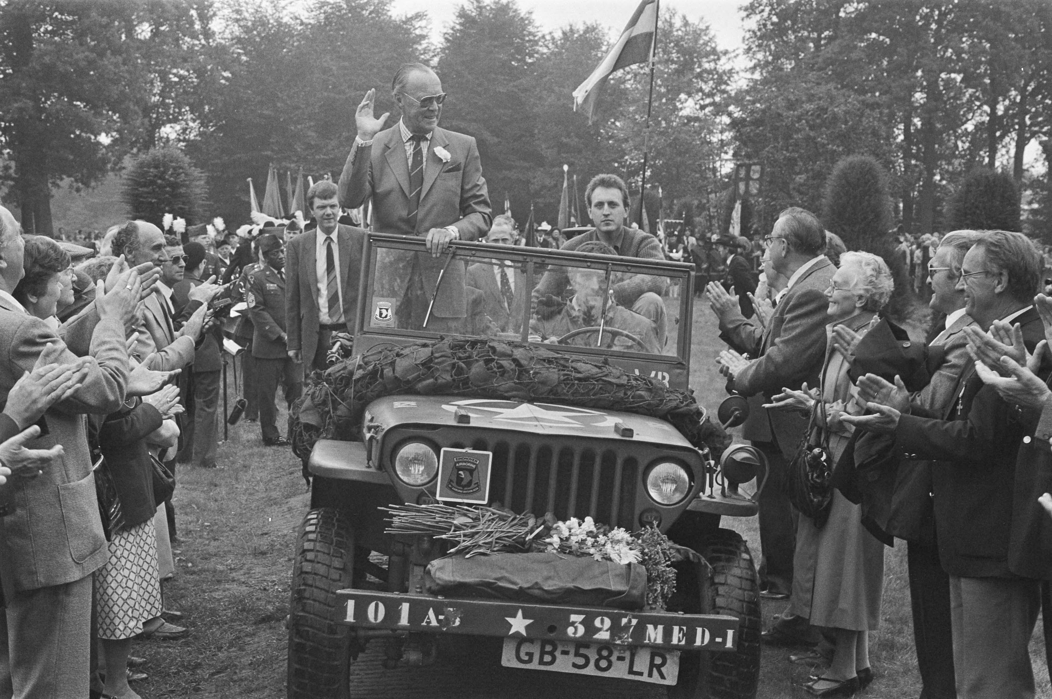 Fotocollectie Anefo — Prins Bernhard is aanwezig bij de bijeenkomst ter gelegenheid van de 40e verjaardag bevrijding in Heeswijk-Dinter; Bernhard schudt handen van veteranen — Foto: Croes, Rob C. / Anefo. Licentie: Set B: Rechtenvrij / Publiek Domein. Bron: Nationaal Archief. http://hdl.handle.net/10648/ad3d4950-d0b4-102d-bcf8-003048976d84
