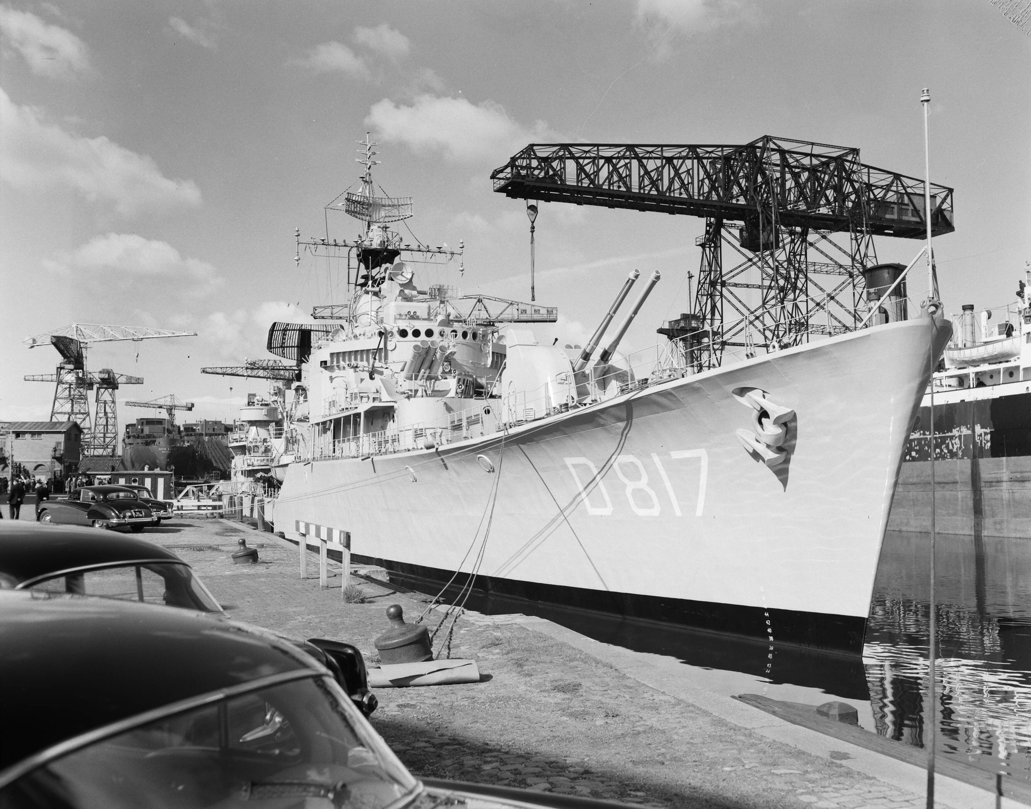 Fotocollectie Anefo — Indienststelling Hr. Ms. onderzeebootjager "Utrecht" bij de Koninklijke Maatschappij "De Schelde" te Vlissingen — Foto: Behrens, Herbert F. / Anefo. Licentie: Set B: Rechtenvrij / Publiek Domein. Bron: Nationaal Archief. http://hdl.handle.net/10648/a96b8742-d0b4-102d-bcf8-003048976d84