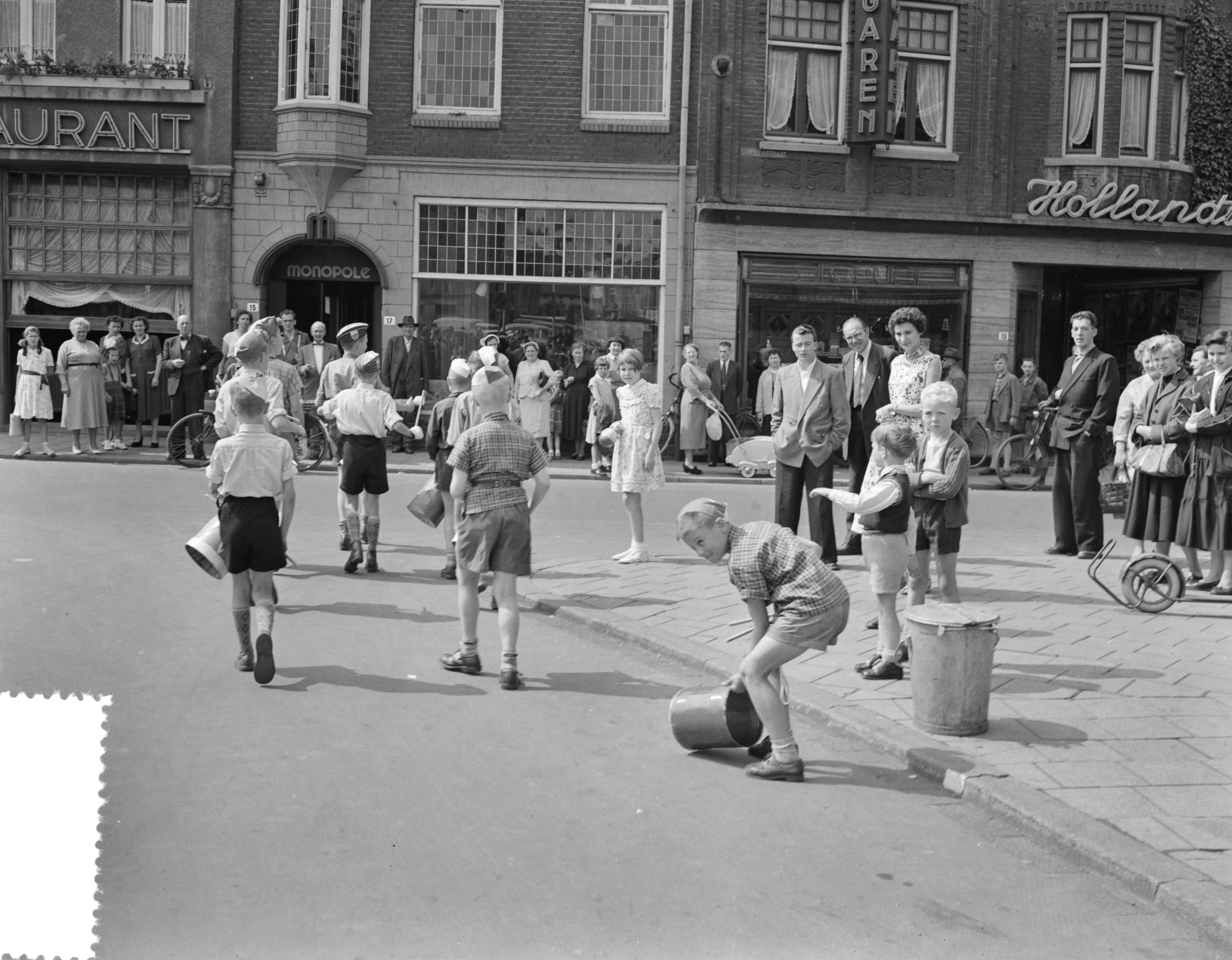 Fotocollectie Anefo — De jeugd van Heerlen bereidt zich voor op het Spectakel-concours dat op 28 augustus gehouden wordt. Onder leiding van een tambour-maitre en met veel lawaai oefent een groep deelnemers in de straten van Heerlen — Foto: Pot, Harry / Anefo. Licentie: Set B: Rechtenvrij / Publiek Domein. Bron: Nationaal Archief. http://hdl.handle.net/10648/ad76b488-d0b4-102d-bcf8-003048976d84