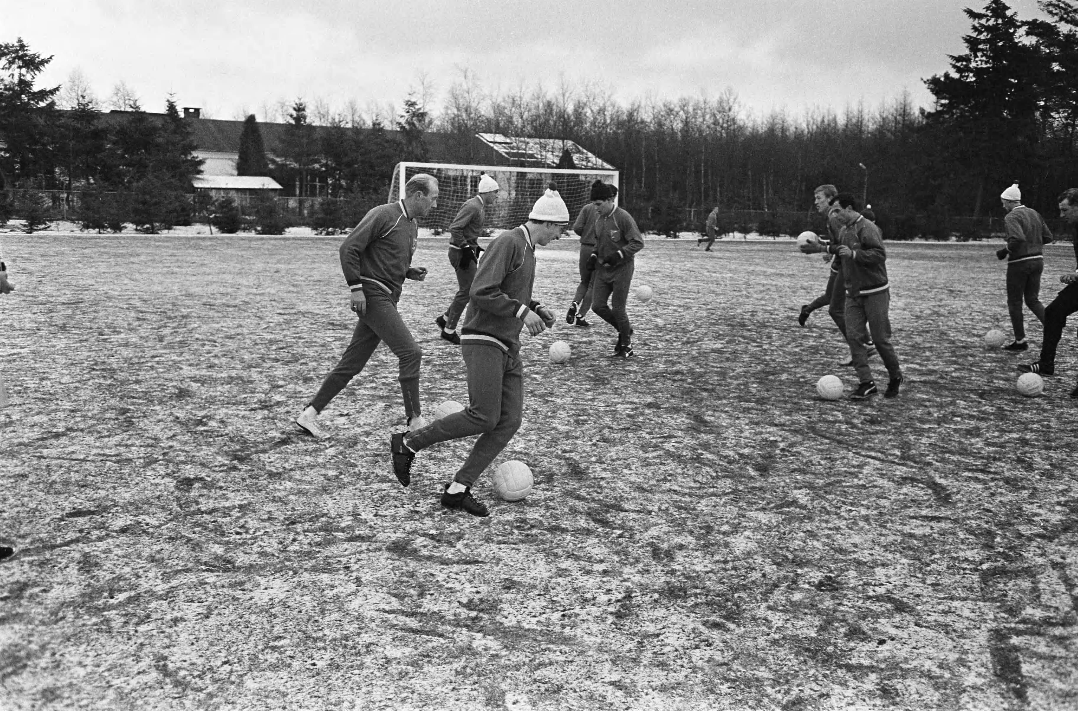 Fotocollectie Anefo — Training Nederlands Elftal. Spelers tijdens training op besneeuwd veld. In de voorgrond Johan Cruijff (met ijsmuts) — Foto: Koch, Eric / Anefo. Licentie: Set B: Rechtenvrij / Publiek Domein. Bron: Nationaal Archief. http://hdl.handle.net/10648/aad67cc2-d0b4-102d-bcf8-003048976d84