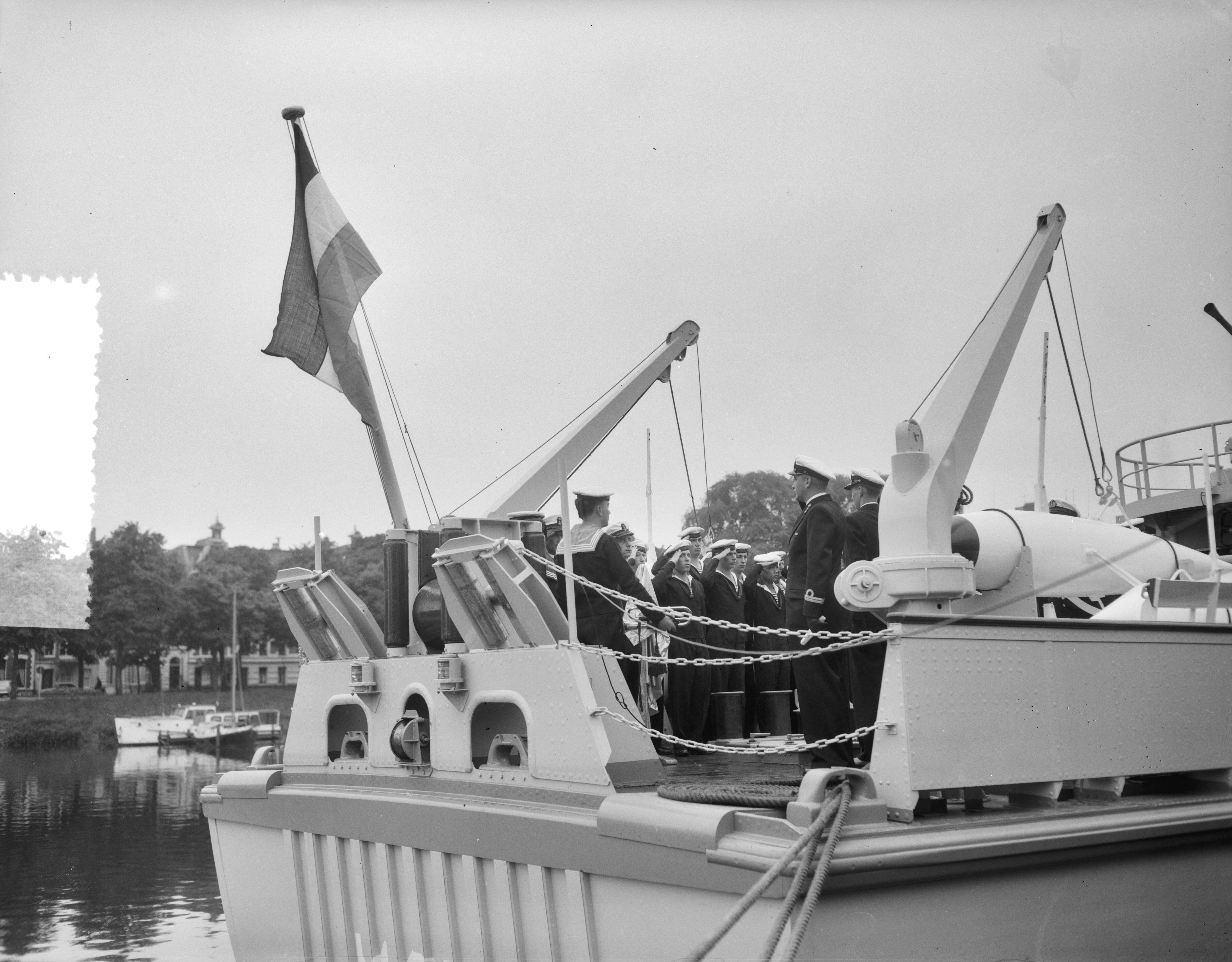 Overdracht en indienststelling van de kustmijnenveger Hr. Ms. "Lochem" in het Verbindingskanaal te Groningen — Foto: Behrens, Herbert F. / Anefo. — Licentie: Set B: Rechtenvrij / Publiek Domein. Bron: Nationaal Archief. http://hdl.handle.net/10648/a94badb4-d0b4-102d-bcf8-003048976d84