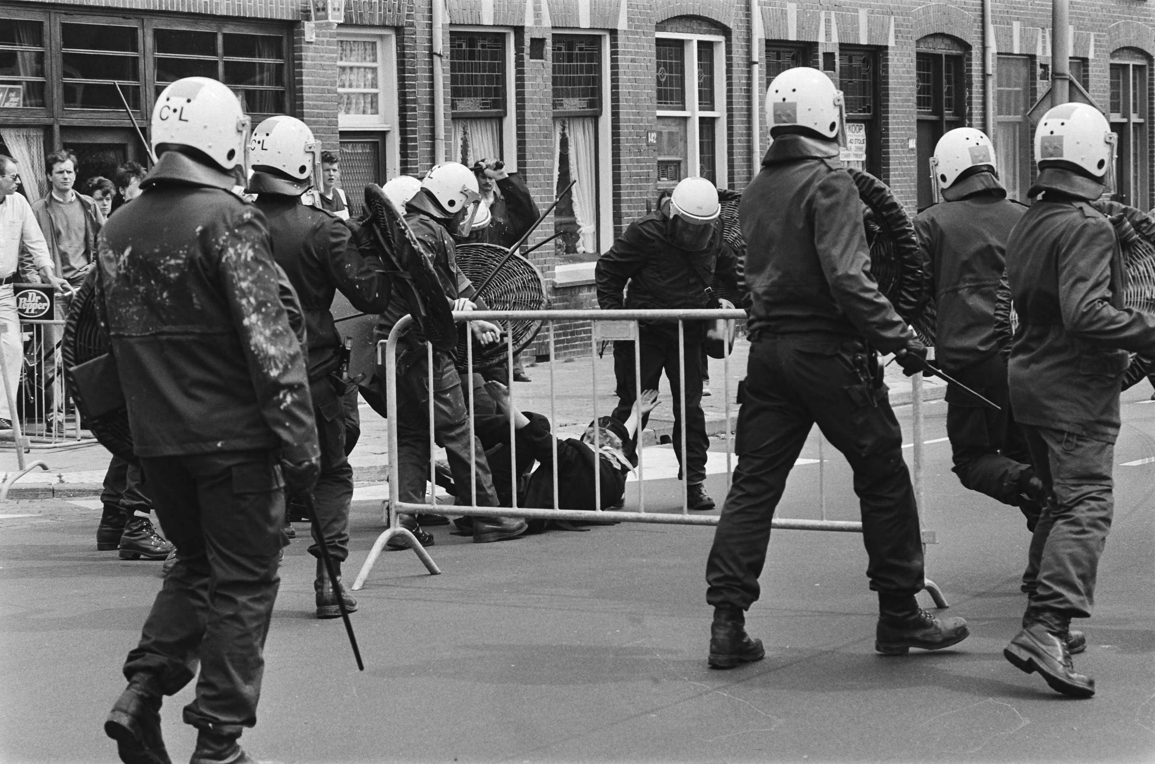 Fotocollectie Anefo — Demonstratie tegen Pausbezoek in Utrecht; ME voert charge uit — Foto: Vollebregt, Sjakkelien / Anefo. Licentie: Set B: Rechtenvrij / Publiek Domein. Bron: Nationaal Archief. http://hdl.handle.net/10648/ad469c30-d0b4-102d-bcf8-003048976d84