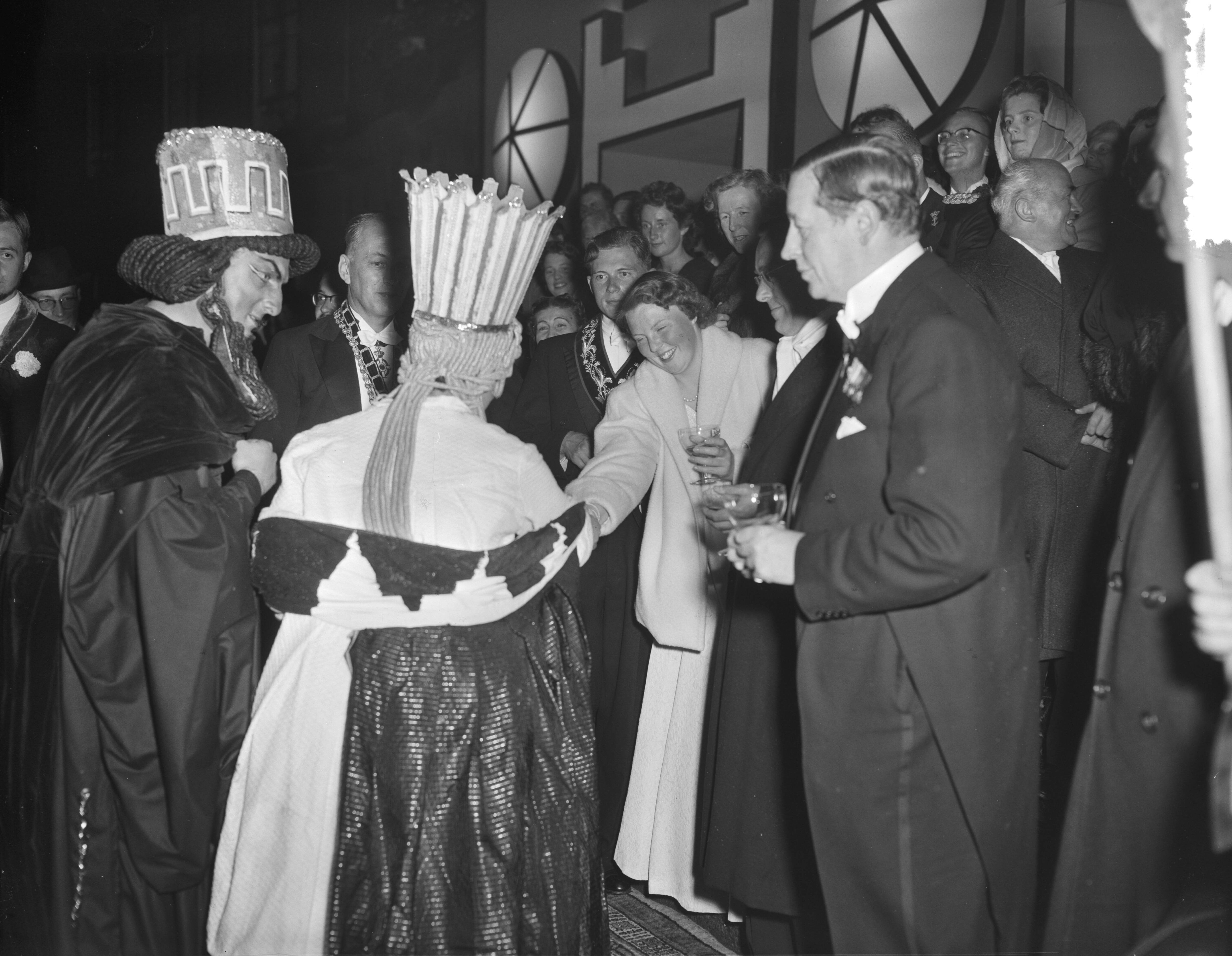 Lustrum USC Utrecht (1956) — USC-lustrumspel "Xerxes. Acteurs worden voorgesteld aan prins Bernhard en prinses Beatrix — Foto: Bilsen, Joop van / Anefo. Licentie: Set B: Rechtenvrij / Publiek Domein. Bron: Nationaal Archief. http://hdl.handle.net/10648/a94b3122-d0b4-102d-bcf8-003048976d84