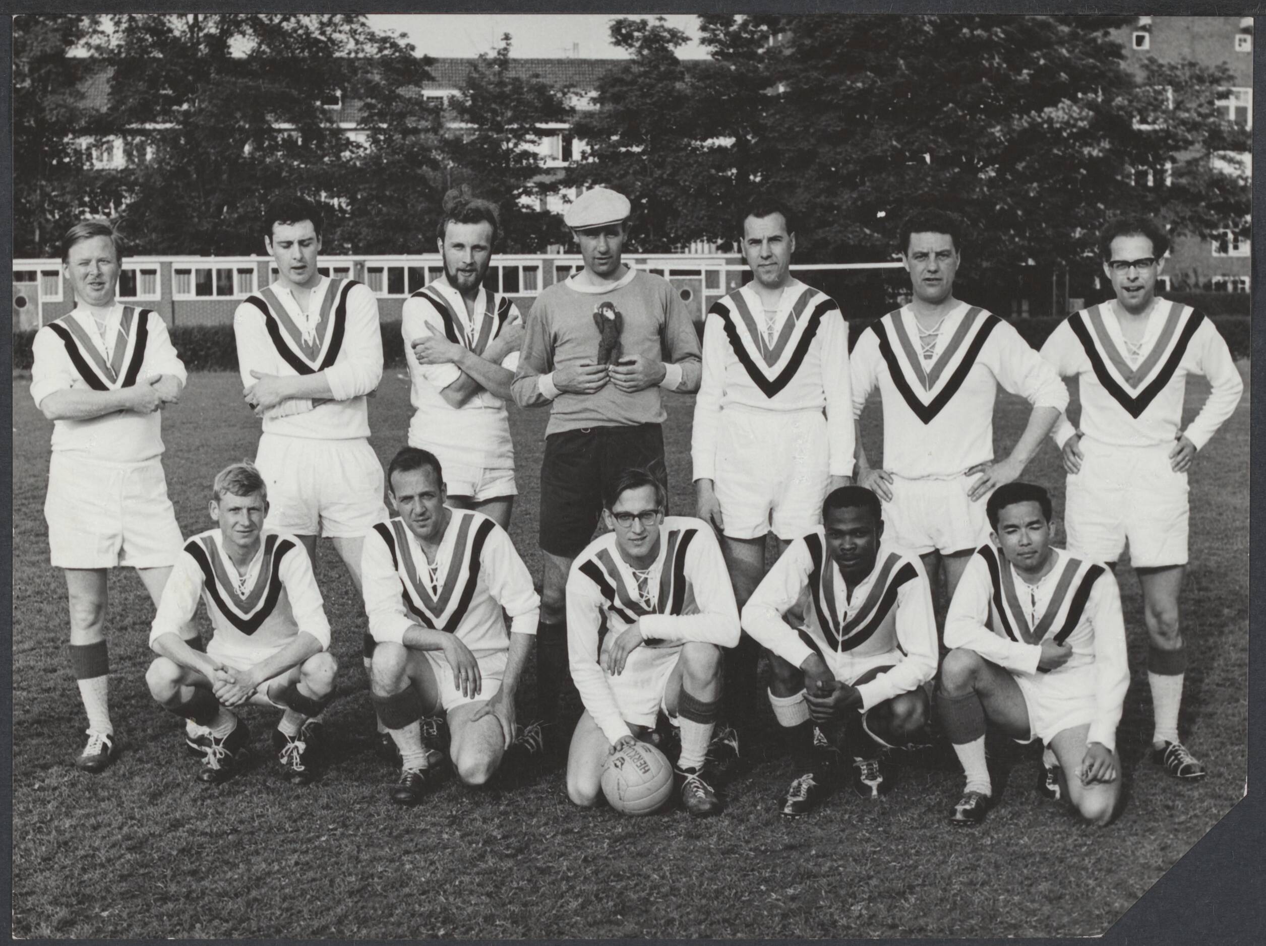 Spaarnestad. Sport en Spel - Nederland — [Serie bedrijfsvoetbal Spaarnestad, diverse jaren] Panorama voetbalde tegen Revue [elftalfoto] — Foto: Fotograaf Onbekend / Spaarnestad. Licentie: Set B: Rechtenvrij / Publiek Domein. Bron: Nationaal Archief. http://hdl.handle.net/10648/064d9df4-77d5-7b08-459a-f16d9515aab6