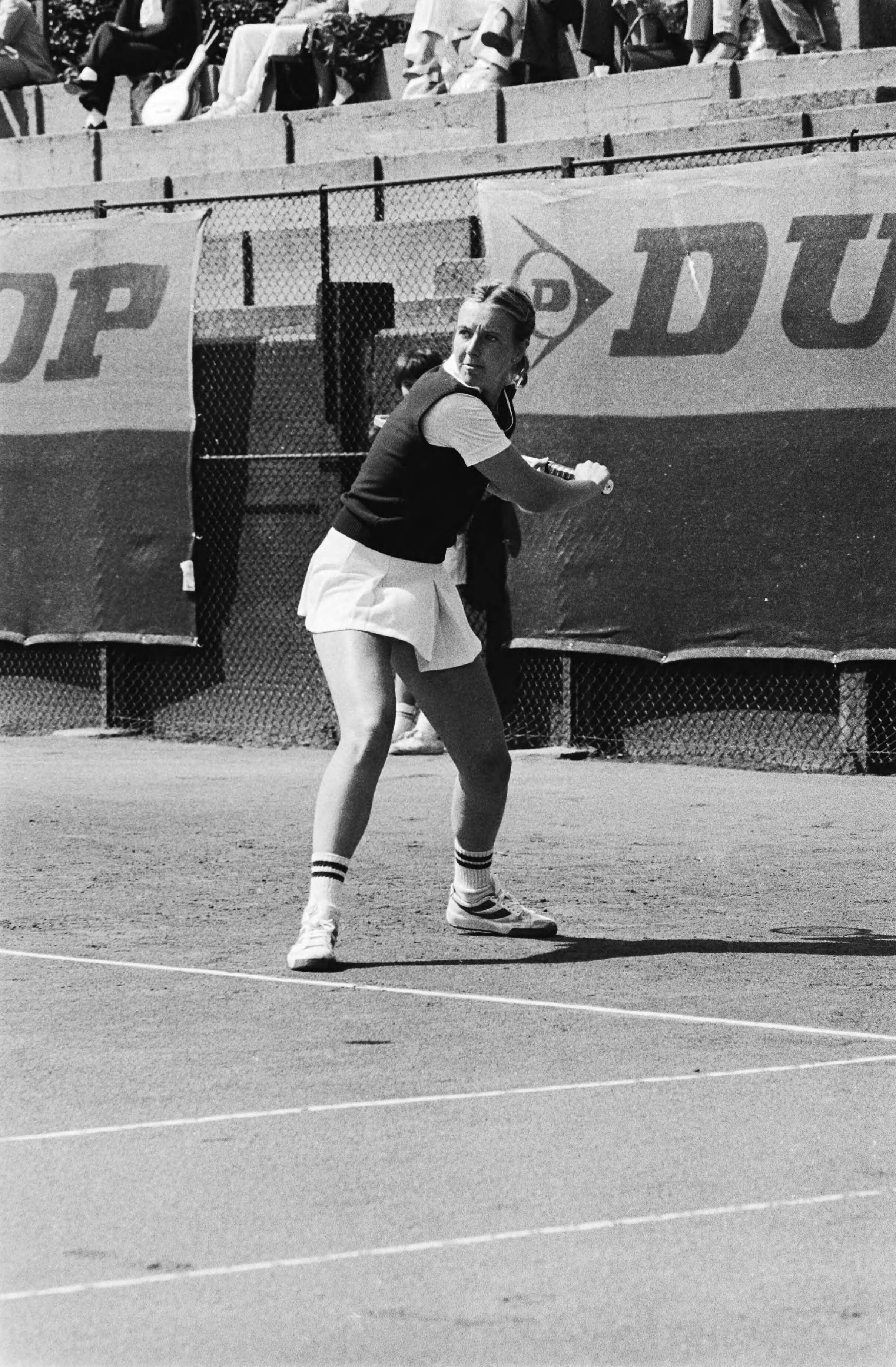 Nederlandse kampioenschappen tennis, Scheveningen — Nanette Schutte in aktie — Foto: Antonisse, Marcel / Anefo. Licentie: Set B: Rechtenvrij / Publiek Domein. Bron: Nationaal Archief. http://hdl.handle.net/10648/ace56b2c-d0b4-102d-bcf8-003048976d84