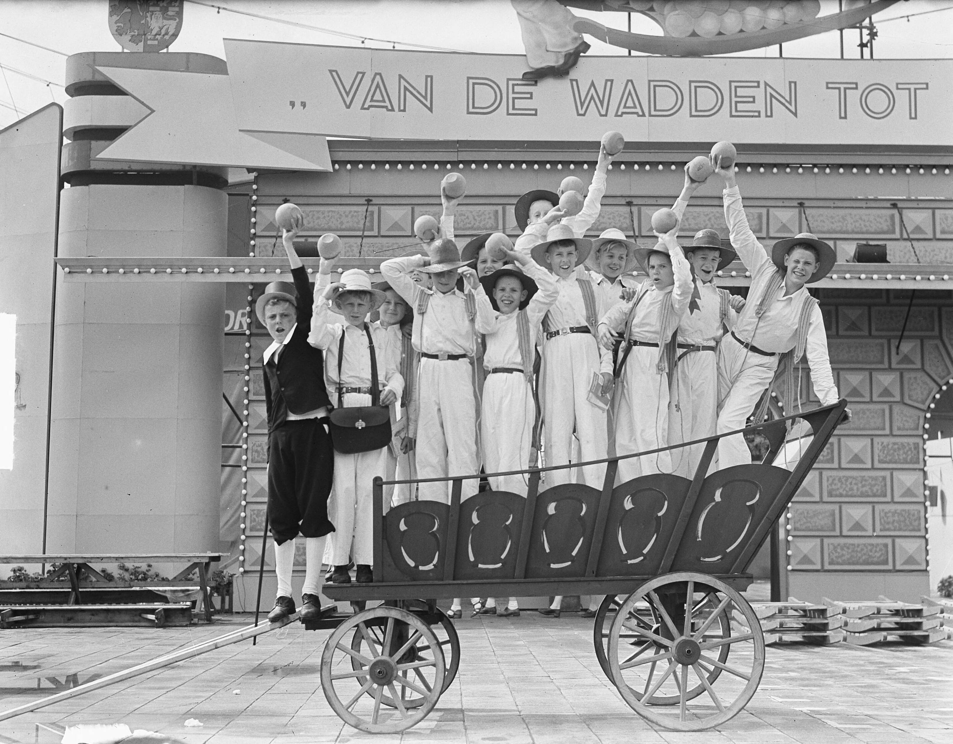 Fotocollectie Anefo — Tentoonstelling "Van de Wadden tot het IJ" te Alkmaar. Kaasdragersspel — Foto: Noske, J.D. / Anefo. Licentie: Set B: Rechtenvrij / Publiek Domein. Bron: Nationaal Archief. http://hdl.handle.net/10648/a8dbf532-d0b4-102d-bcf8-003048976d84
