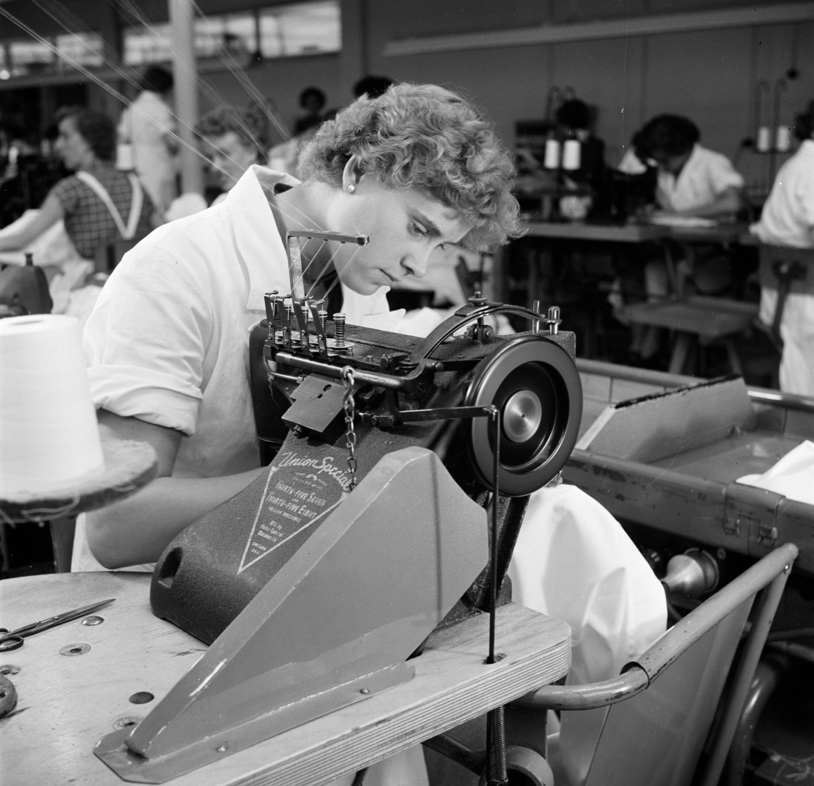 Reportage Kerko Haarlem — Naaimachine bij overhemdenbedrijf Kerko — Foto: Poll, Willem van de. Licentie: Set B: Rechtenvrij / Publiek Domein. Bron: Nationaal Archief. http://hdl.handle.net/10648/aecbc012-d0b4-102d-bcf8-003048976d84