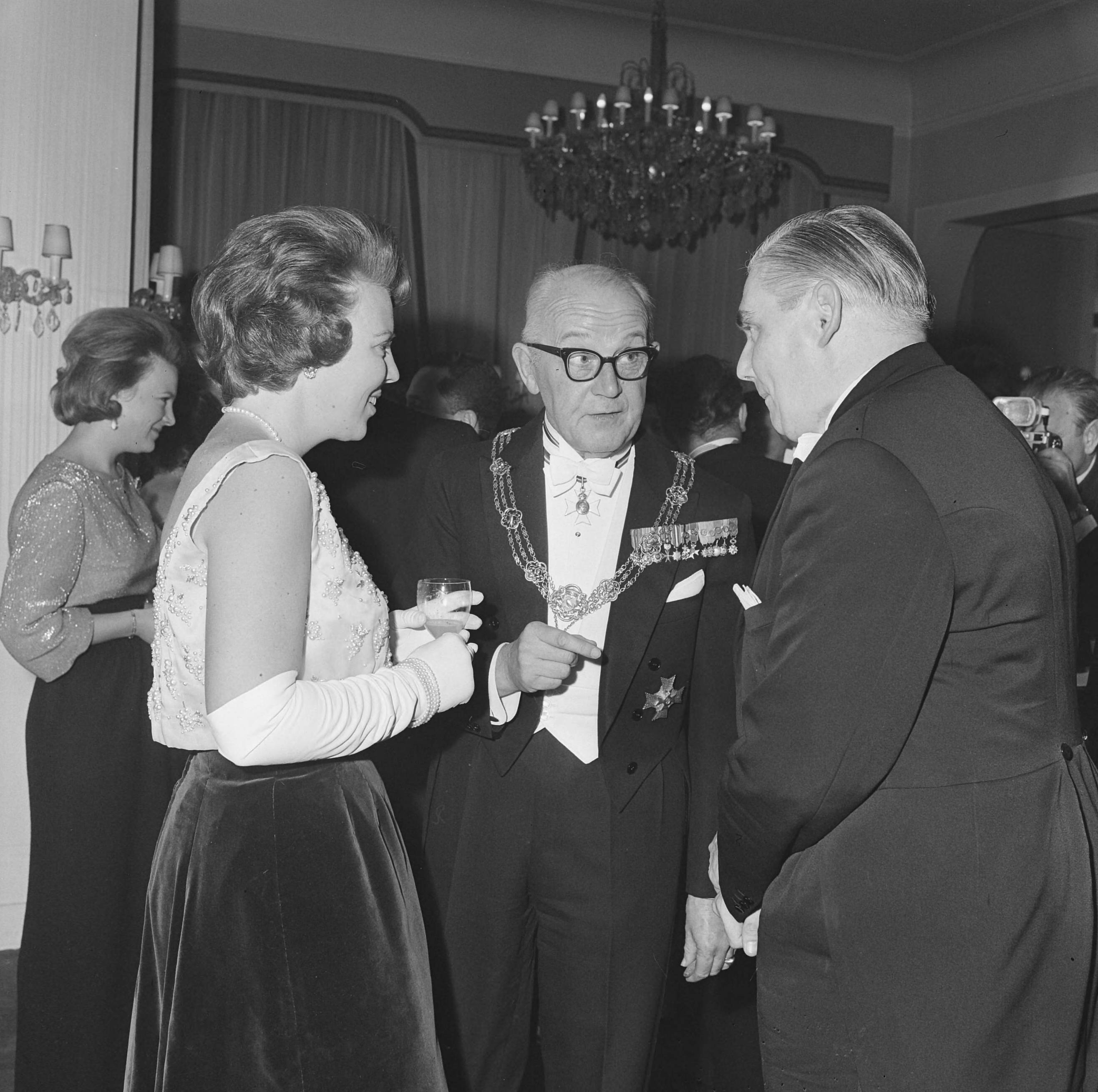 Fotocollectie Anefo — Prinses Beatrix en prinses Irene hebben in het Kurhaus te Scheveningen een galaconcert ter herdenking 150-jarig Koninkrijk bijgewoond. Burgemeester Kolfschoten stelde in de pauze enkele leden van het Residentie Orkest voor — Foto: Koch, Eric / Anefo. Licentie: Set B: Rechtenvrij / Publiek Domein. Bron: Nationaal Archief. http://hdl.handle.net/10648/aa52e740-d0b4-102d-bcf8-003048976d84