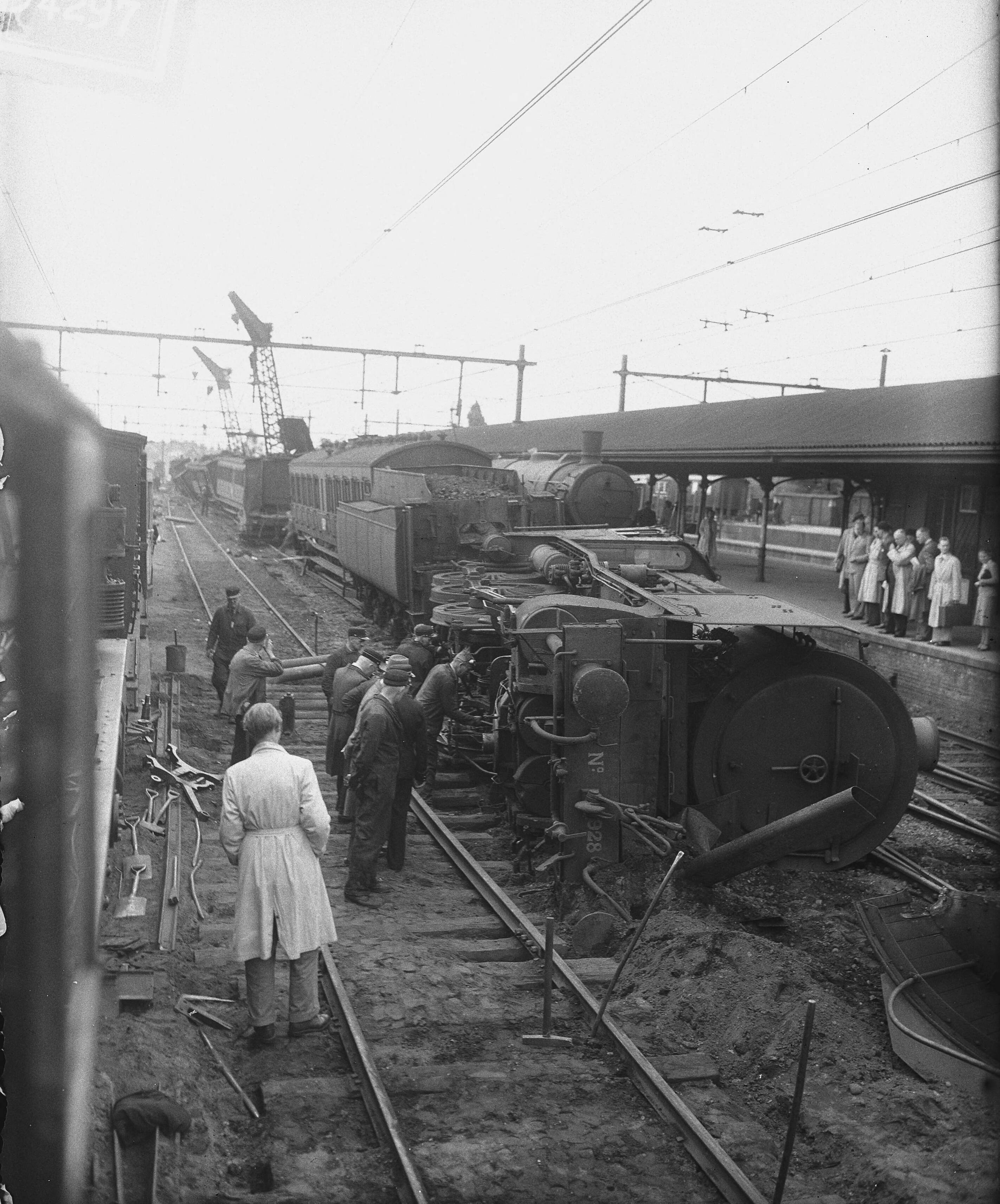 Fotocollectie Anefo — Treinongeluk bij Hilversum — Foto: Merk, Ben / Anefo. Licentie: Set B: Rechtenvrij / Publiek Domein. Bron: Nationaal Archief. http://hdl.handle.net/10648/a8c938e8-d0b4-102d-bcf8-003048976d84