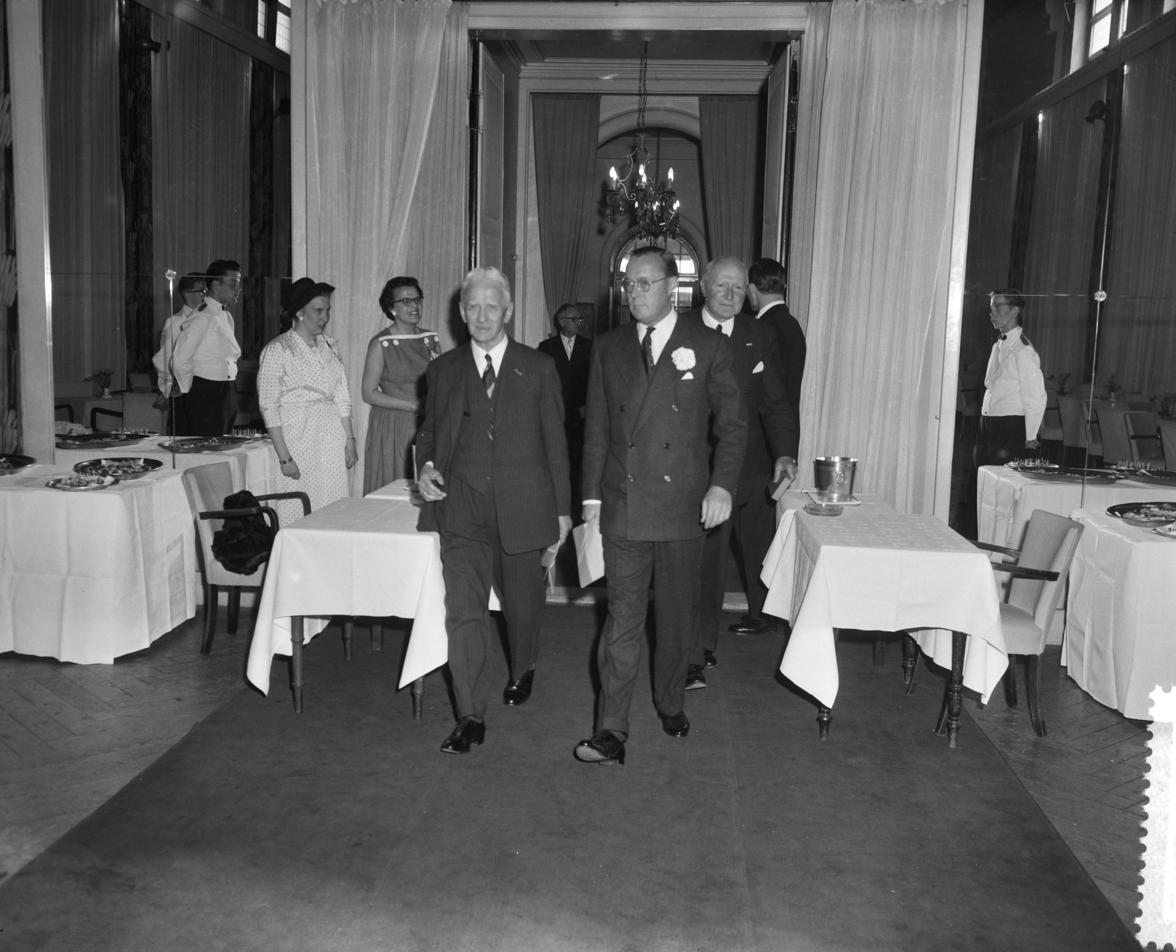 Fotocollectie Anefo — Prins Bernhard woont de jubileumvergadering van de Nijverheidsorganisatie TNO in het Kurhaus te Scheveningen bij, aankomst van prins Bernhard — Foto: Behrens, Herbert F. / Anefo. Licentie: Set B: Rechtenvrij / Publiek Domein. Bron: Nationaal Archief. http://hdl.handle.net/10648/a9931942-d0b4-102d-bcf8-003048976d84