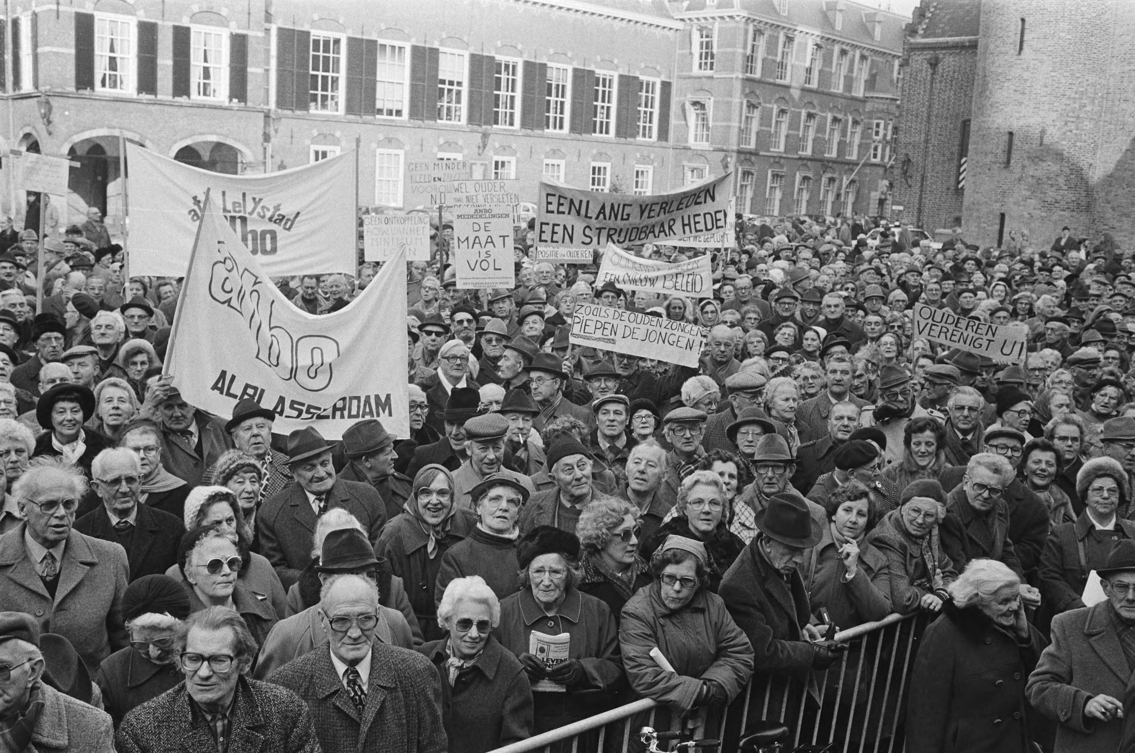 Fotocollectie Anefo — Dem. door 300 ouderen in Den Haag omdat zij vinden dat er een slecht beleid is ten aanzien van ouderen. Overzicht op Binnenhof — Foto: Antonisse, Marcel / Anefo. Licentie: Set B: Rechtenvrij / Publiek Domein. Bron: Nationaal Archief. http://hdl.handle.net/10648/ad0daaf6-d0b4-102d-bcf8-003048976d84
