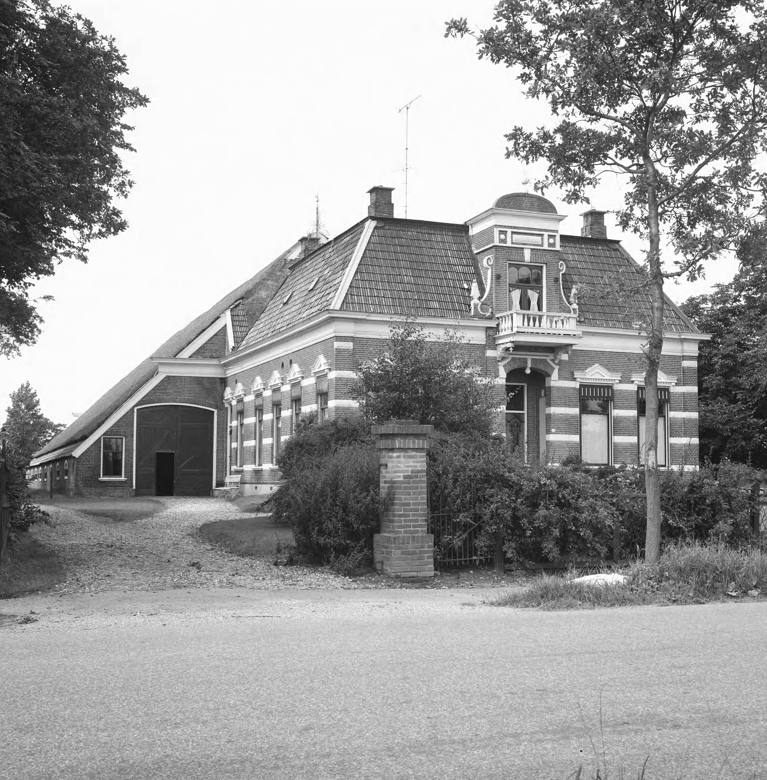 Fotocollectie Nederlandse Heidemaatschappij — Bedrijfsgebouw en woonhuis (boerderij ) W.F. Buiter, Dorpsweg 55 te Onnen (gem. Haren) — Foto: Wüllschleger, [...] / Heidemij. Licentie: Set B: Rechtenvrij / Publiek Domein. Bron: Nationaal Archief. http://hdl.handle.net/10648/ae77f996-d0b4-102d-bcf8-003048976d84