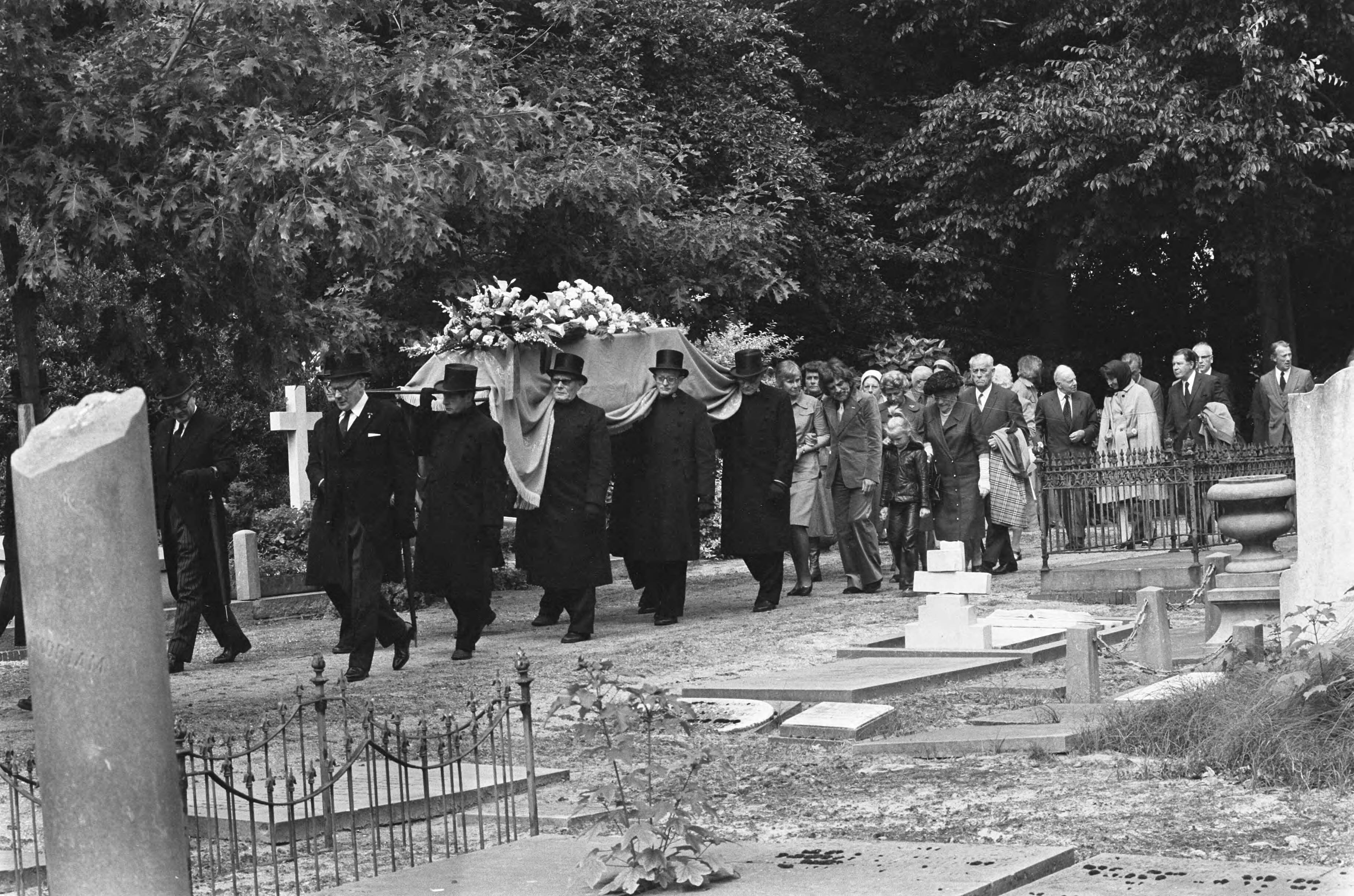 Begrafenis van de actrice Fie Carelsen in Den Haag — De kist en familie met de doodskist langs de graven op weg naar het graf van — Foto: Mieremet, Rob / Anefo. Licentie: Set B: Rechtenvrij / Publiek Domein. Bron: Nationaal Archief. http://hdl.handle.net/10648/ac6e474a-d0b4-102d-bcf8-003048976d84