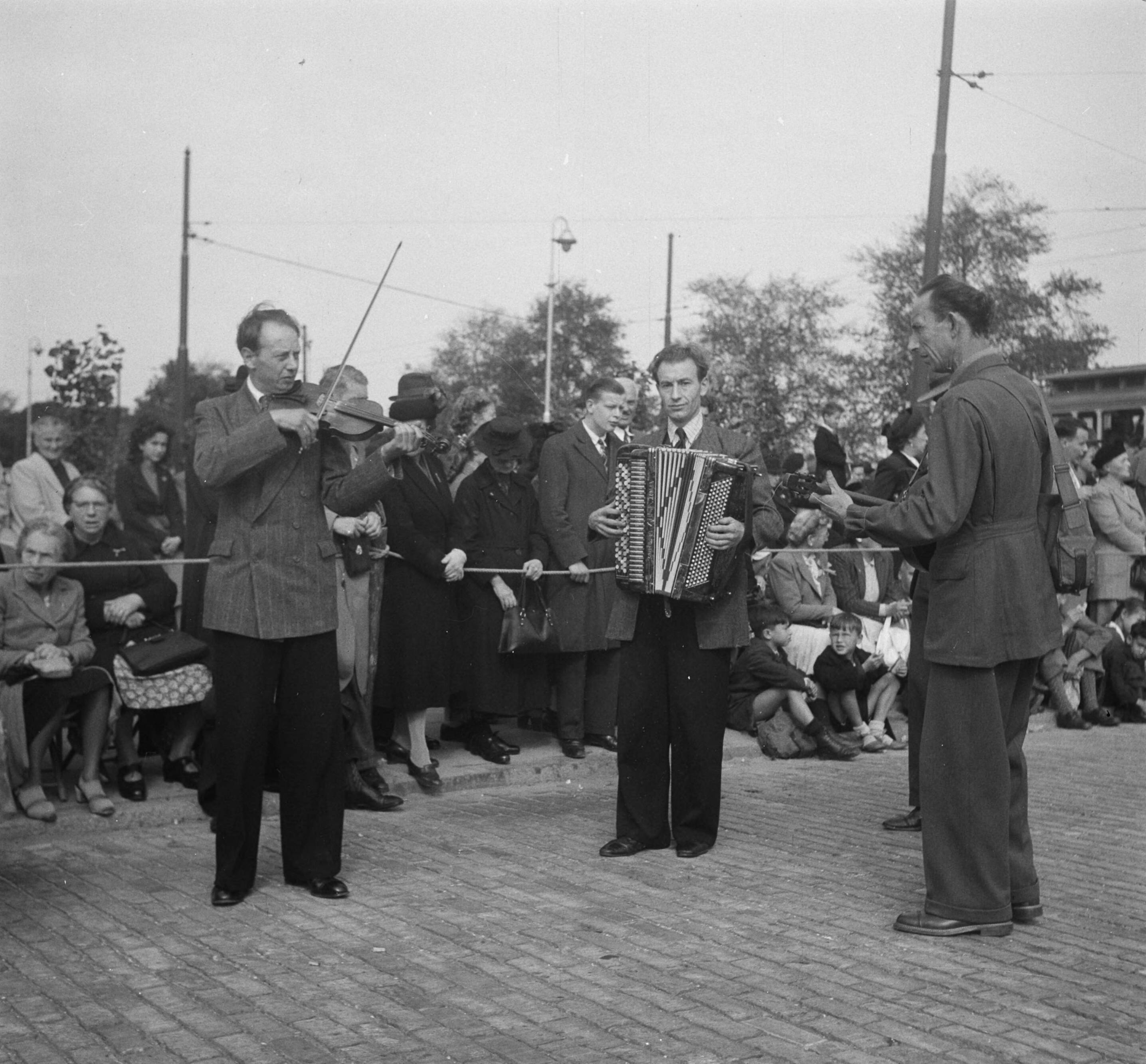 Intocht van koningin Juliana in Den Haag (1948) — Intocht Koningin Juliana in Den Haag. Muzikanten — Foto: Steenkamp, B.J.J. (Ben) / Anefo. Licentie: Set B: Rechtenvrij / Publiek Domein. Bron: Nationaal Archief. http://hdl.handle.net/10648/a8bd4182-d0b4-102d-bcf8-003048976d84