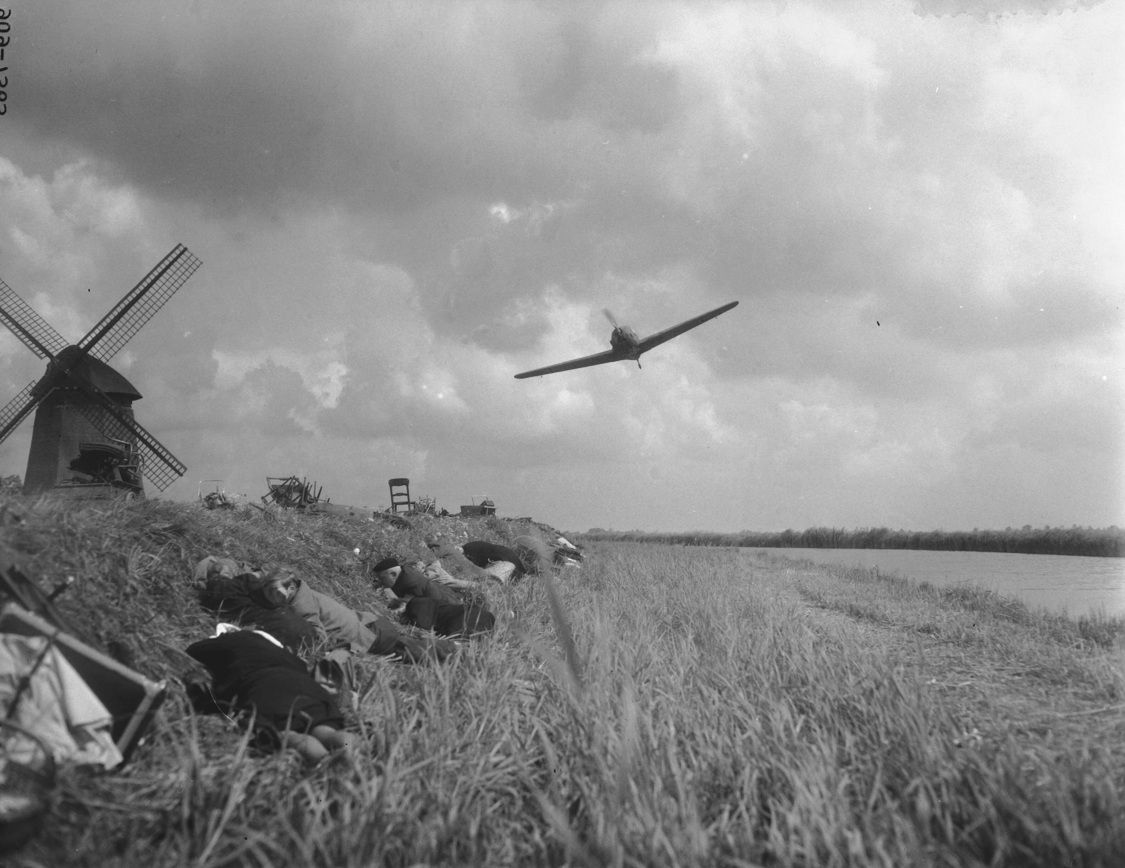 Fotocollectie Anefo — Filmopnamen in de Beemster bij Schermerhorn voor de film "Operation Amsterdam" , scene waarin een Duitse Messerschmitt jager een aanval doet op vluchtelingen — Foto: Pot, Harry / Anefo. Licentie: Set B: Rechtenvrij / Publiek Domein. Bron: Nationaal Archief. http://hdl.handle.net/10648/a981417c-d0b4-102d-bcf8-003048976d84