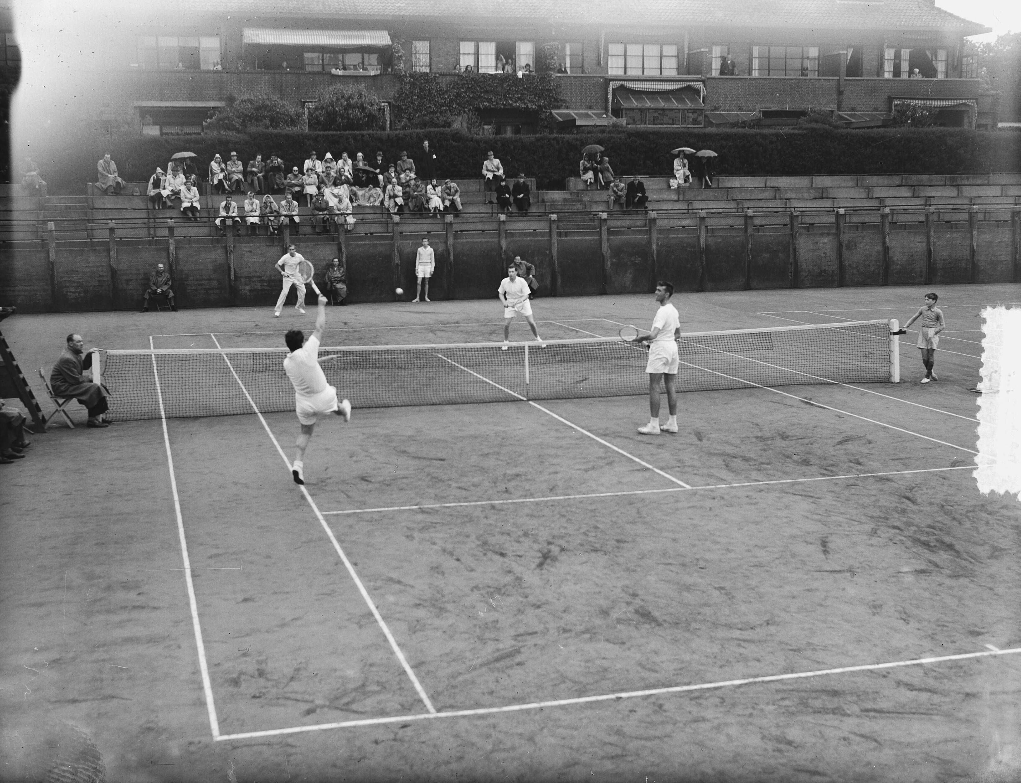 Fotocollectie Anefo — Tennis. Daviscup. Nederland tegen Italië op de METS-banen te Scheveningen. Dubbelspel. Van Swol / Wilton verliezen van de broers Sinola en Marcello del Bello — Foto: Duinen, H. van / Anefo. Licentie: Set B: Rechtenvrij / Publiek Domein. Bron: Nationaal Archief. http://hdl.handle.net/10648/a90c1104-d0b4-102d-bcf8-003048976d84