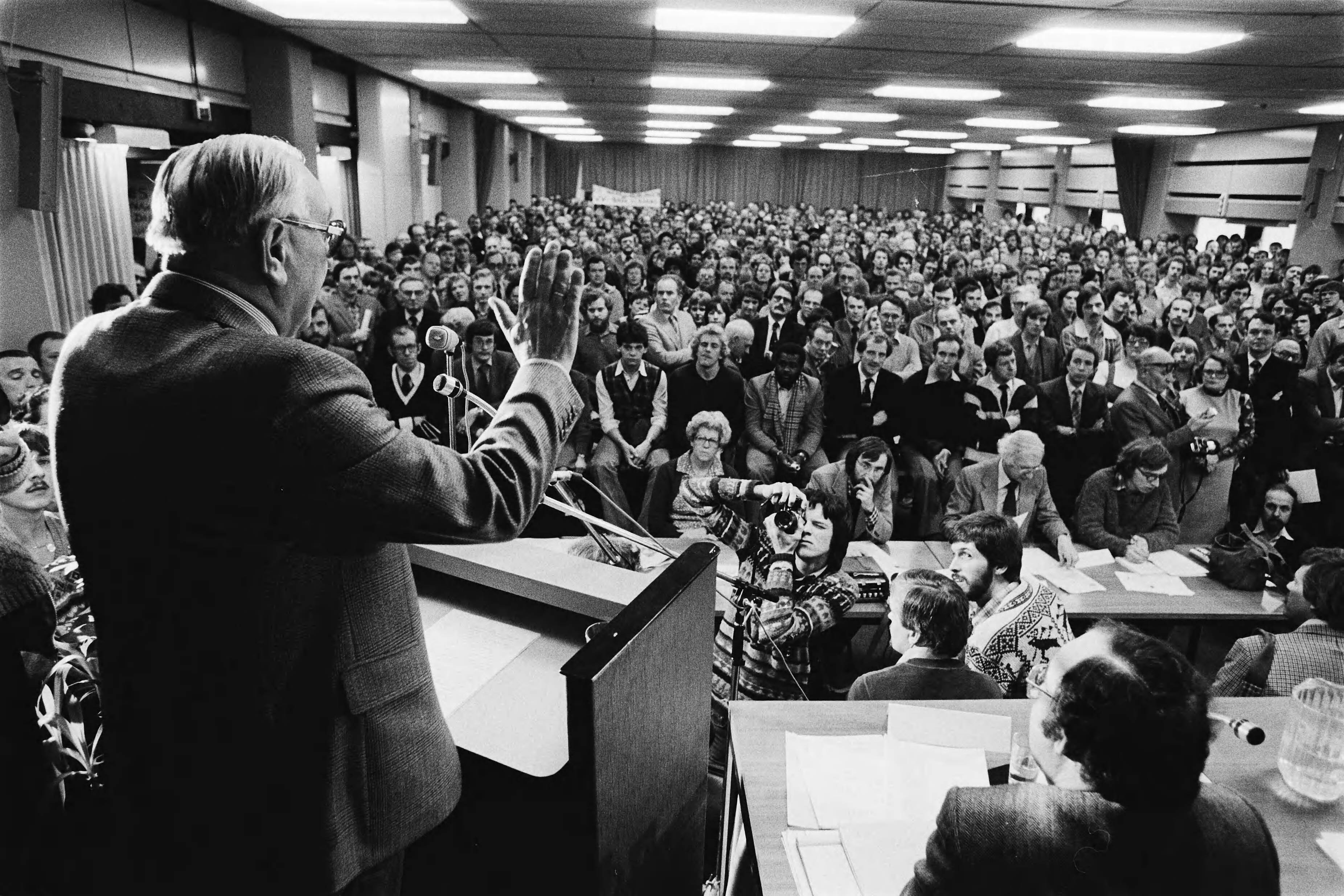 Fotocollectie Anefo — PTT ers demonstreren tegen overplaatsing naar Noorden des lands ( Den Haag ); Deetman spreekt PTT ers toe — Foto: Suyk, Koen / Anefo. Licentie: Set B: Rechtenvrij / Publiek Domein. Bron: Nationaal Archief. http://hdl.handle.net/10648/acd99c52-d0b4-102d-bcf8-003048976d84