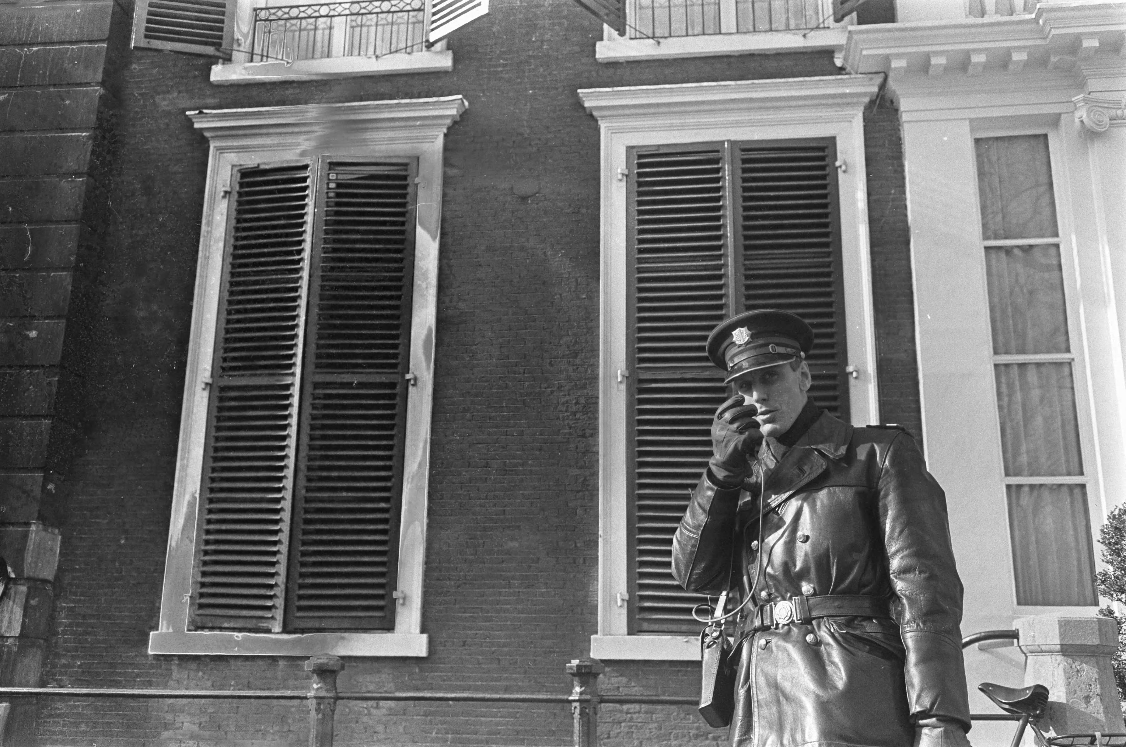 Fotocollectie Anefo — Bomaanslag Spaanse ambassade, agenten houden de wacht bij ambassade te Den Haag — Foto: Koch, Eric / Anefo. Licentie: Set B: Rechtenvrij / Publiek Domein. Bron: Nationaal Archief. http://hdl.handle.net/10648/ab12c2fe-d0b4-102d-bcf8-003048976d84