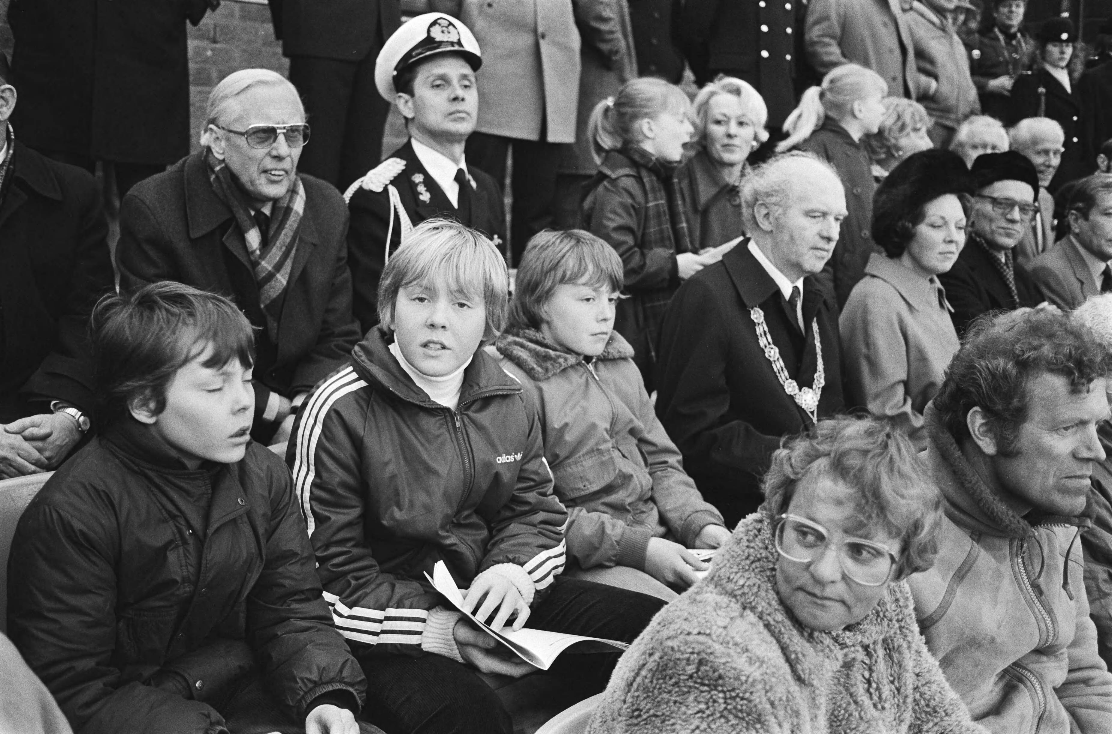 Fotocollectie Anefo — Schaatswedstrijden op de Uithof in Den Haag ter gelegenheid van 100-jarig bestaan KNSB. De koninklijke familie op de tribune — Foto: Antonisse, Marcel / Anefo. Licentie: Set B: Rechtenvrij / Publiek Domein. Bron: Nationaal Archief. http://hdl.handle.net/10648/ad115b10-d0b4-102d-bcf8-003048976d84