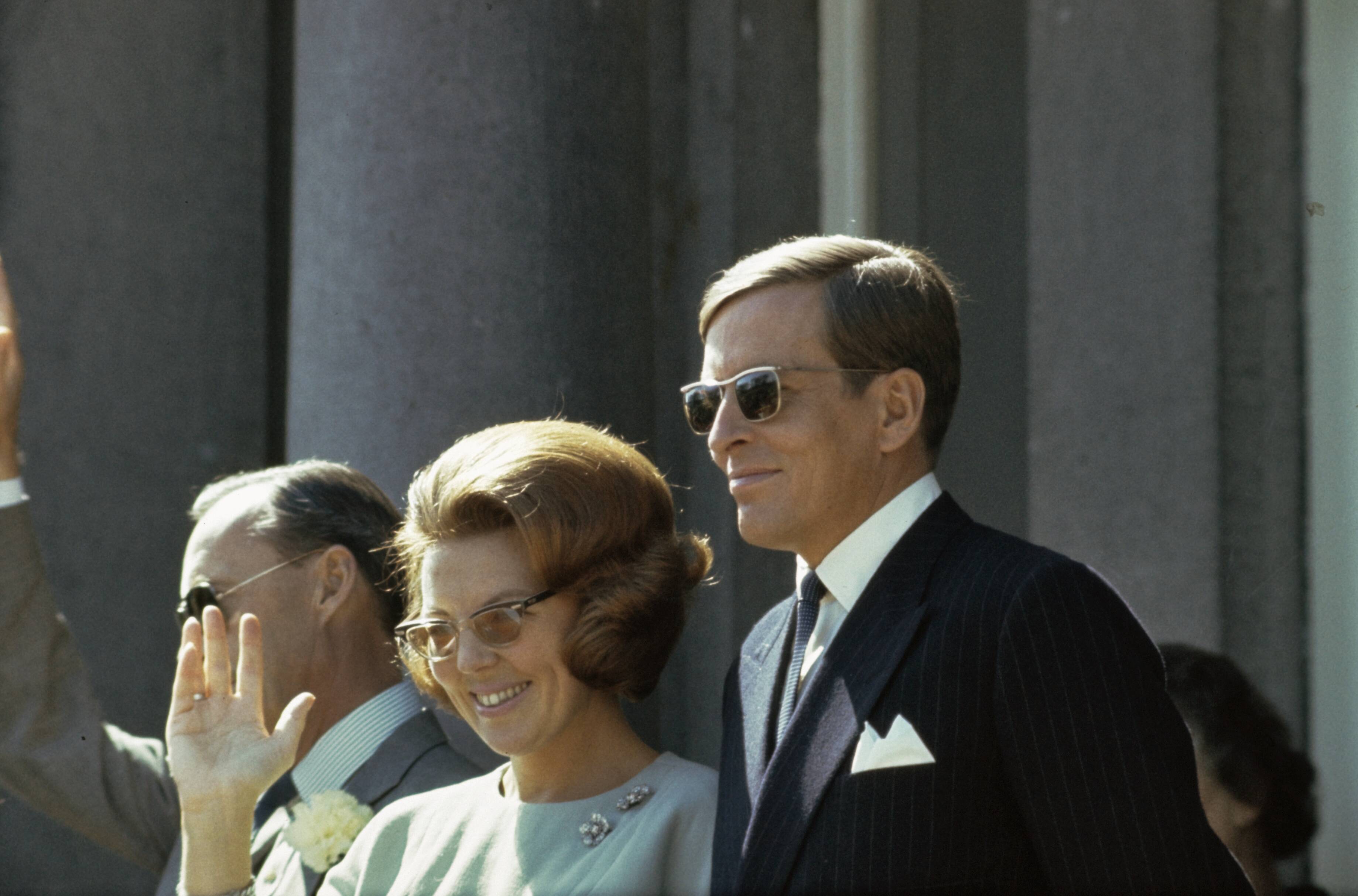 Fotocollectie Anefo — Koninginnedag 1966. Defilé paleis Soestdijk,Vlnr. Prins Bernhard, prinses Beatrix en prins Claus — Foto: Fotograaf Onbekend / Anefo. Licentie: Set B: Rechtenvrij / Publiek Domein. Bron: Nationaal Archief. http://hdl.handle.net/10648/ad8e6330-d0b4-102d-bcf8-003048976d84