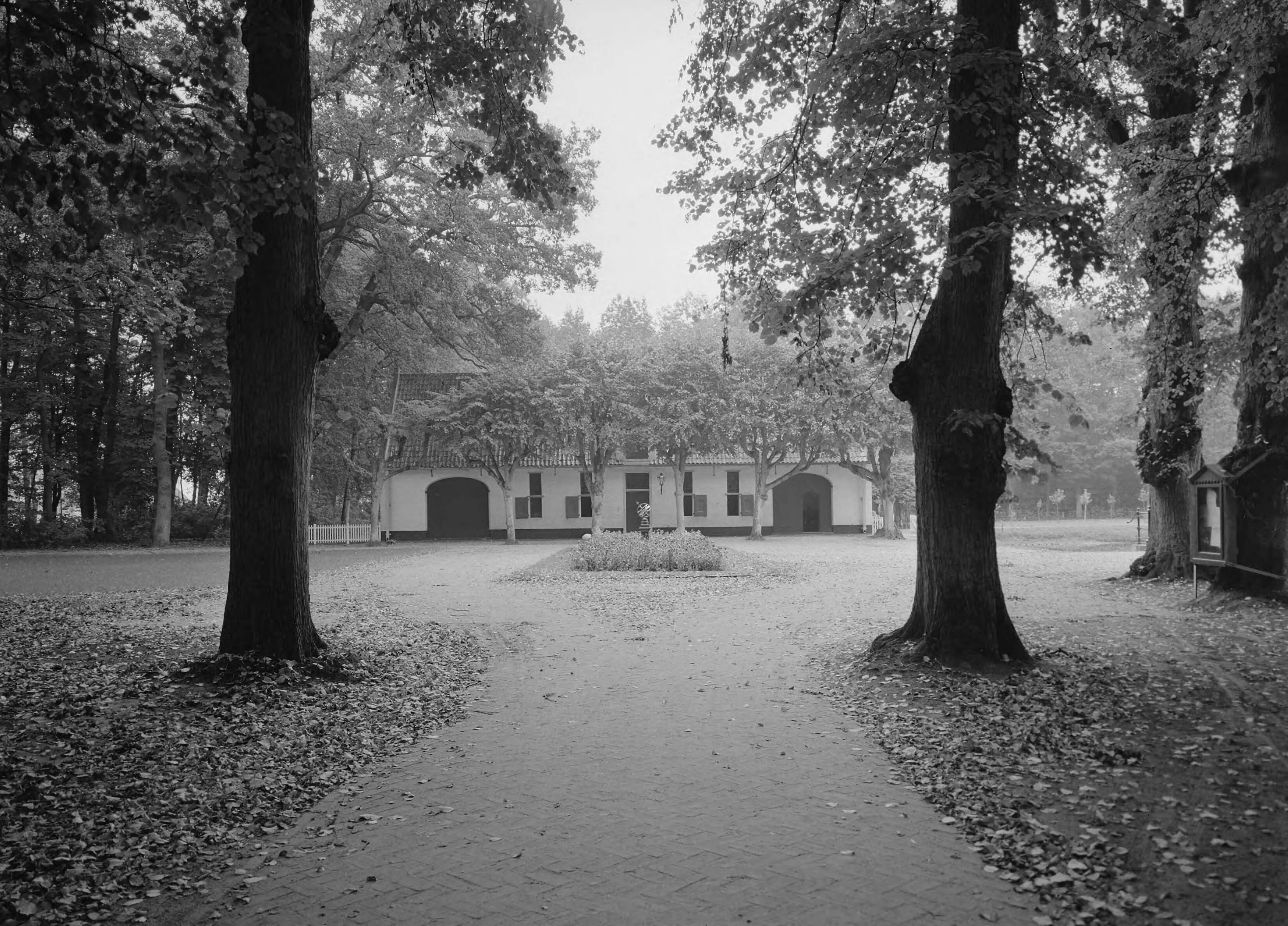 Fotocollectie Nederlandse Heidemaatschappij — Bijgebouwtje gemeentehuis Zuidlaren (Dr.) — Foto: Wüllschleger, [...] / Heidemij. Licentie: Set B: Rechtenvrij / Publiek Domein. Bron: Nationaal Archief. http://hdl.handle.net/10648/ae7edebe-d0b4-102d-bcf8-003048976d84
