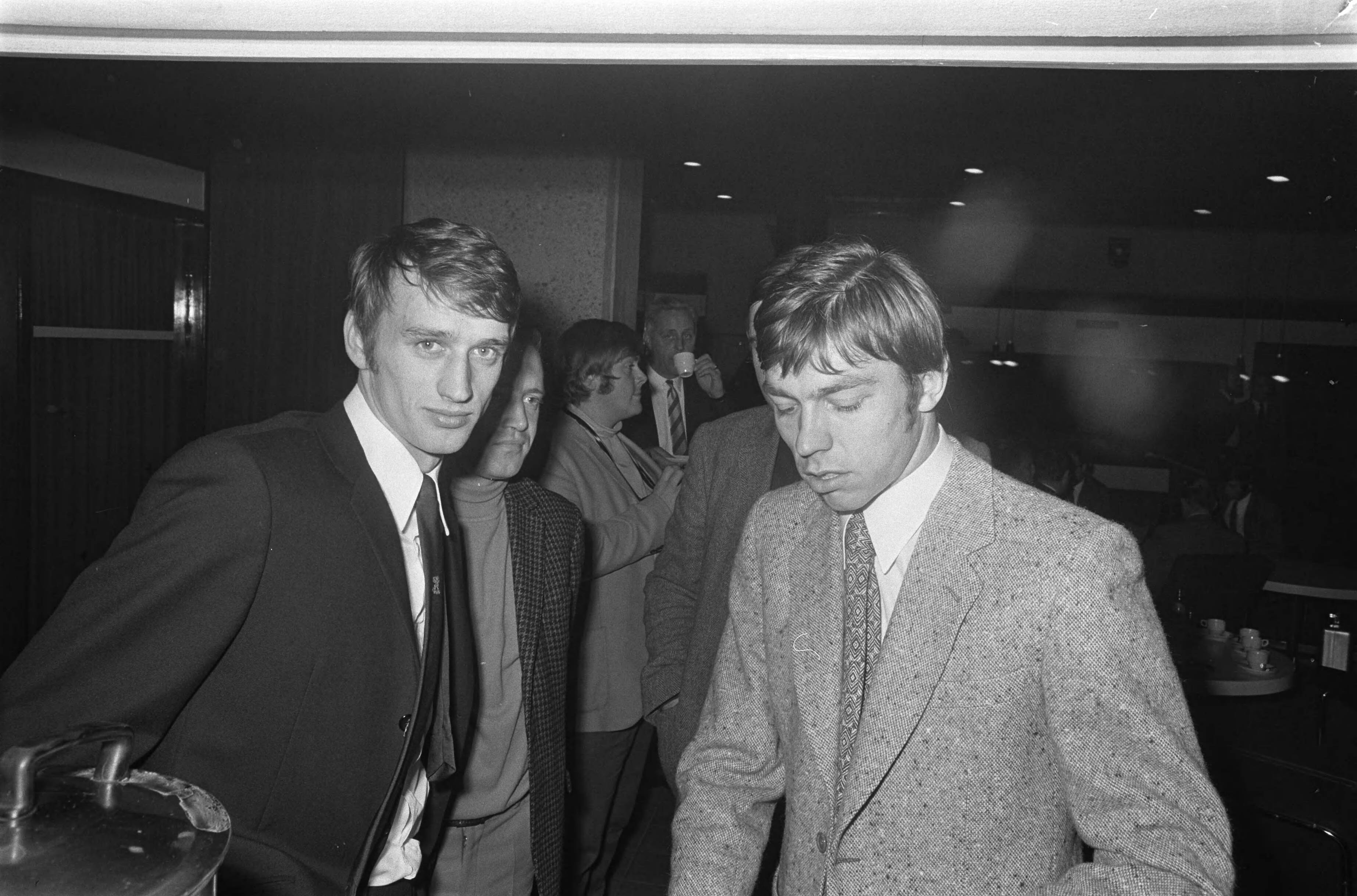 Fotocollectie Anefo — Nederlands elftal in het trainingscentrum te Zeist voor de wedstrijd tegen Engeland. Nummer 5 Rensenbrink, nummer 4 Cruijff en Kessler — Foto: Evers, Joost / Anefo. Licentie: Set B: Rechtenvrij / Publiek Domein. Bron: Nationaal Archief. http://hdl.handle.net/10648/ab7fef32-d0b4-102d-bcf8-003048976d84